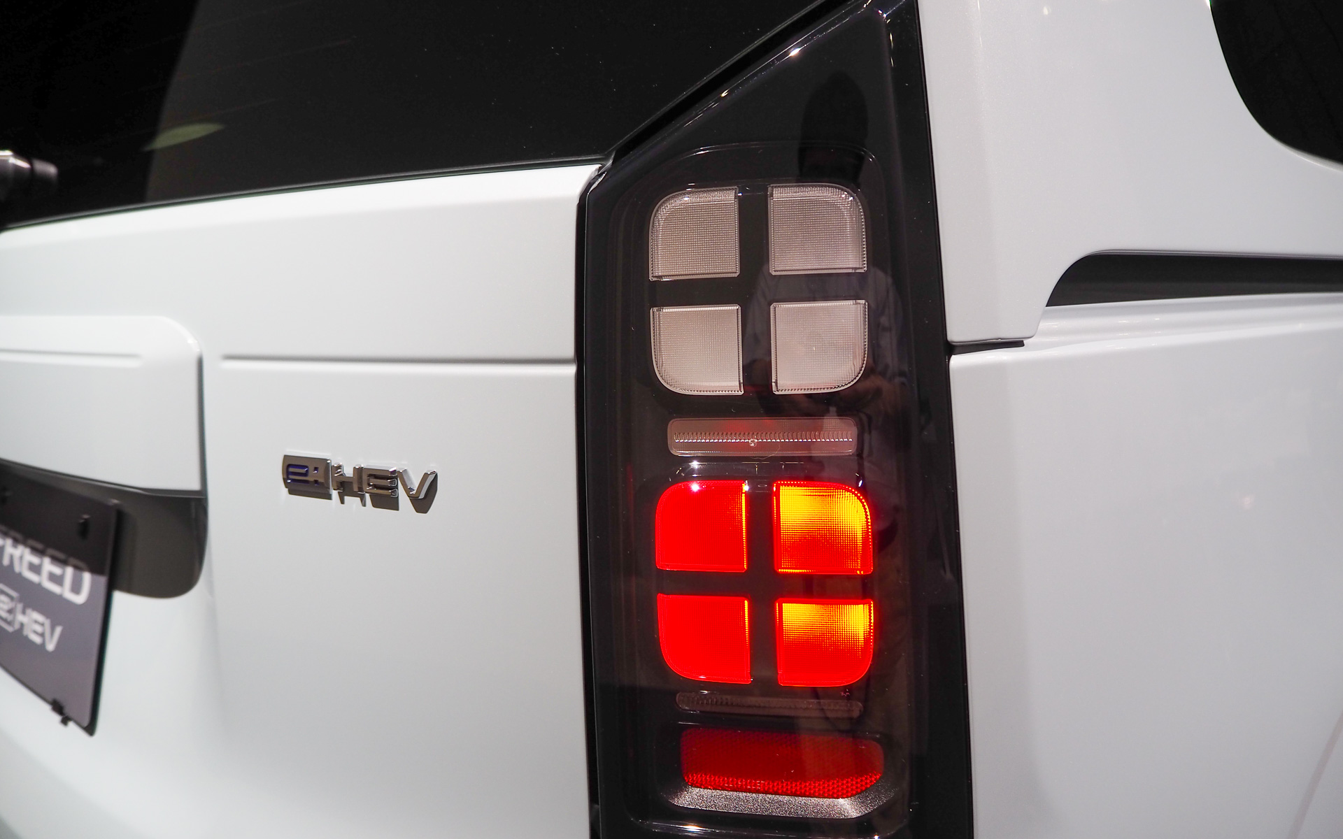 特徴的な表情を狙ったリアコンビネーションランプ