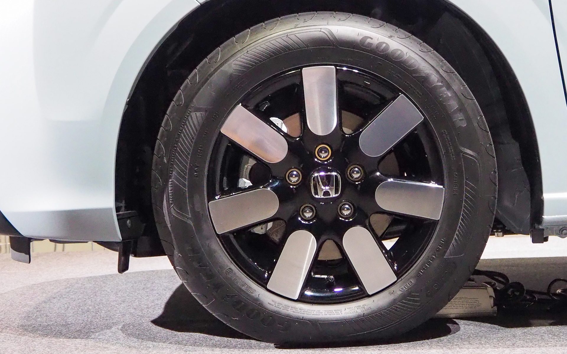 ヘッドライトのオーバル形状とイメージを寄せたというエアーのホイールの切削面