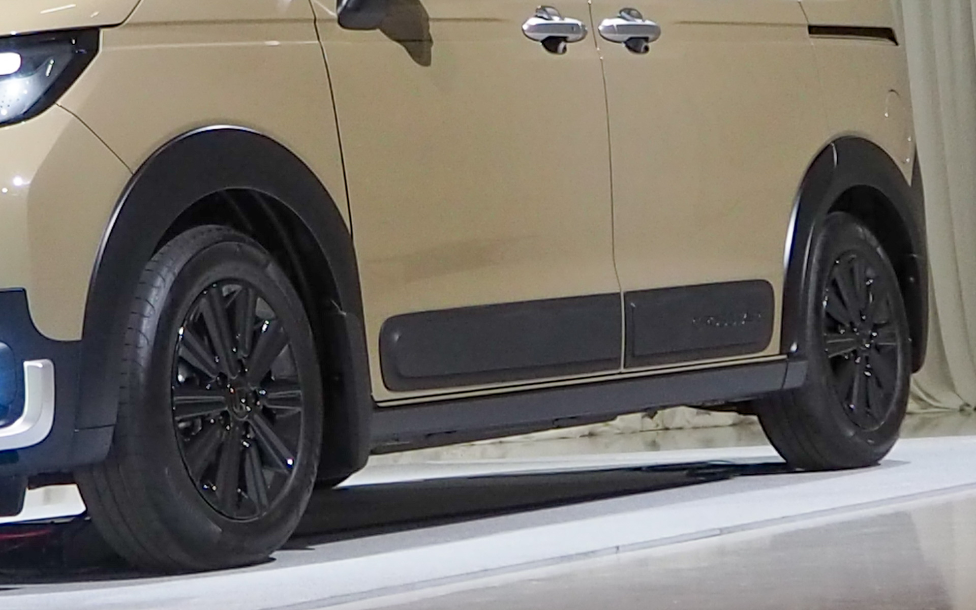 クロスターのボディサイズは、ホイールアーチプロテクターを装備しているので、エアーよりも全幅が25mm拡大し、4310×1720×1755mm（全長×全幅×全高）