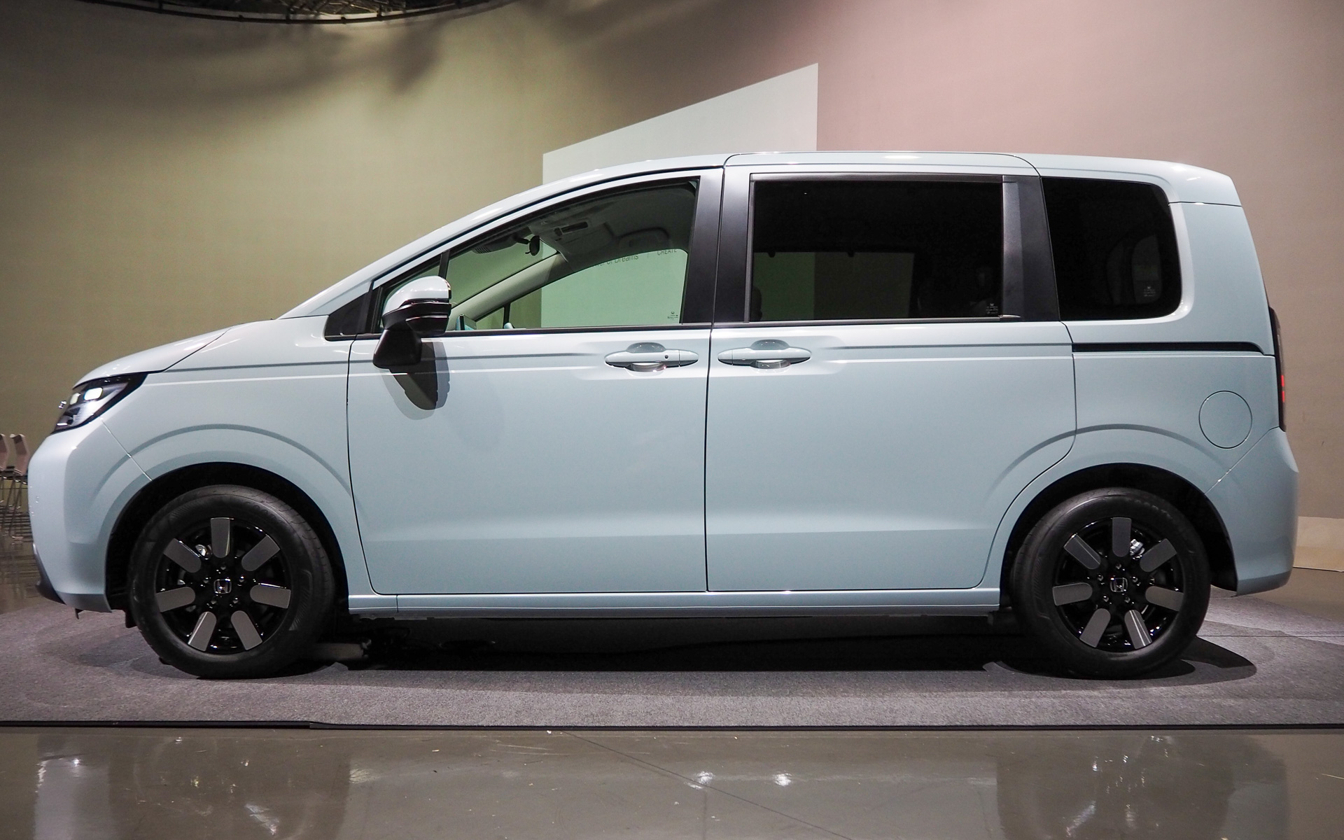 リアクォーターウィンドウを大きくして車室内への日当たりを向上させている