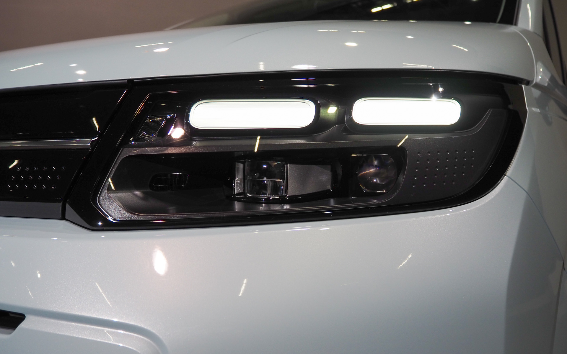 ヘッドライトはメーカーオプションのアダプティブドライビングビーム搭載仕様