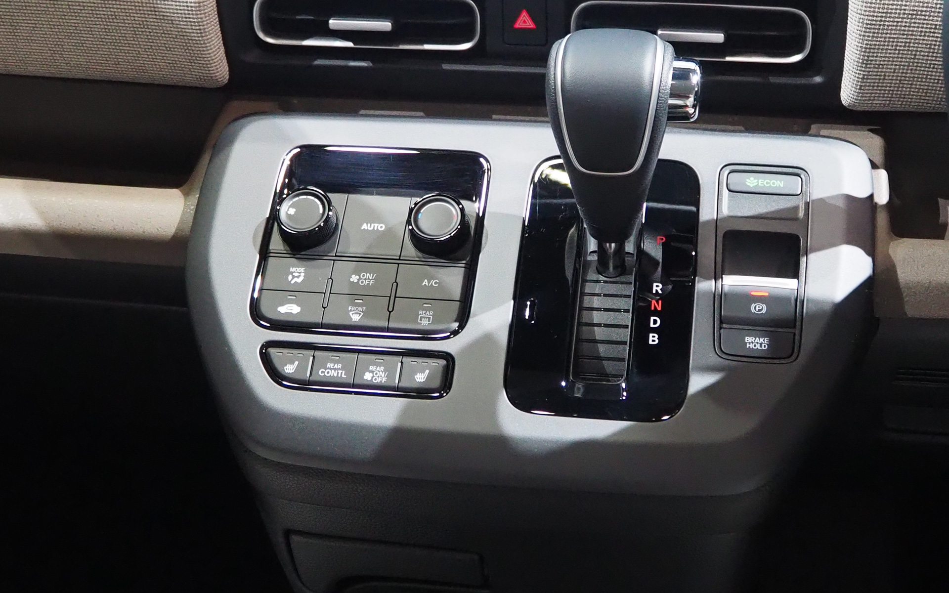 スイッチを分かりやすくゾーニングして集約している