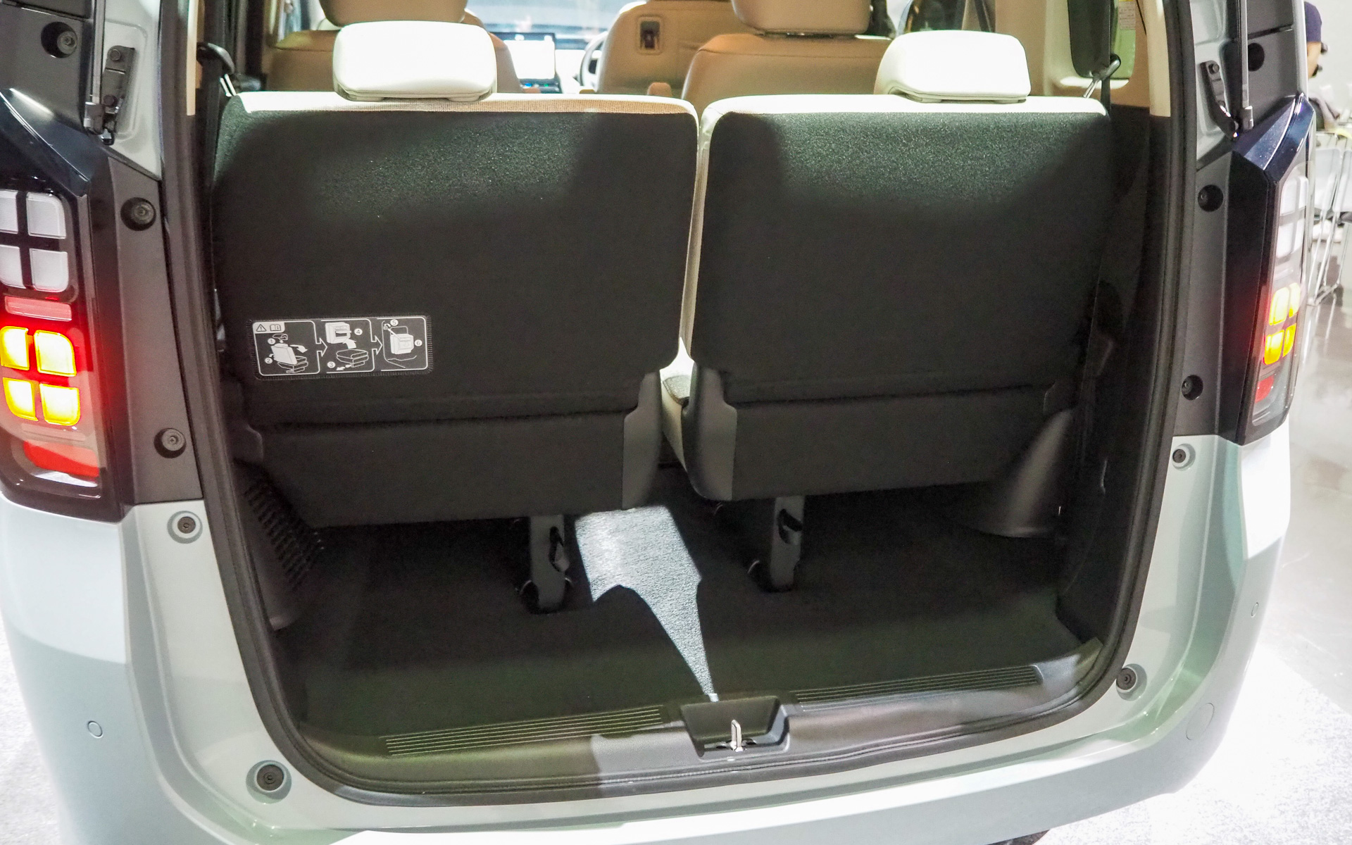 3列目シートは軽量化も実現していて、女性でも跳ね上げやすくしている