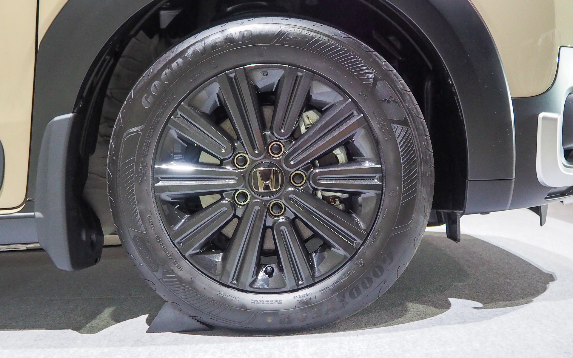 ブラック塗装の15インチアルミホイール