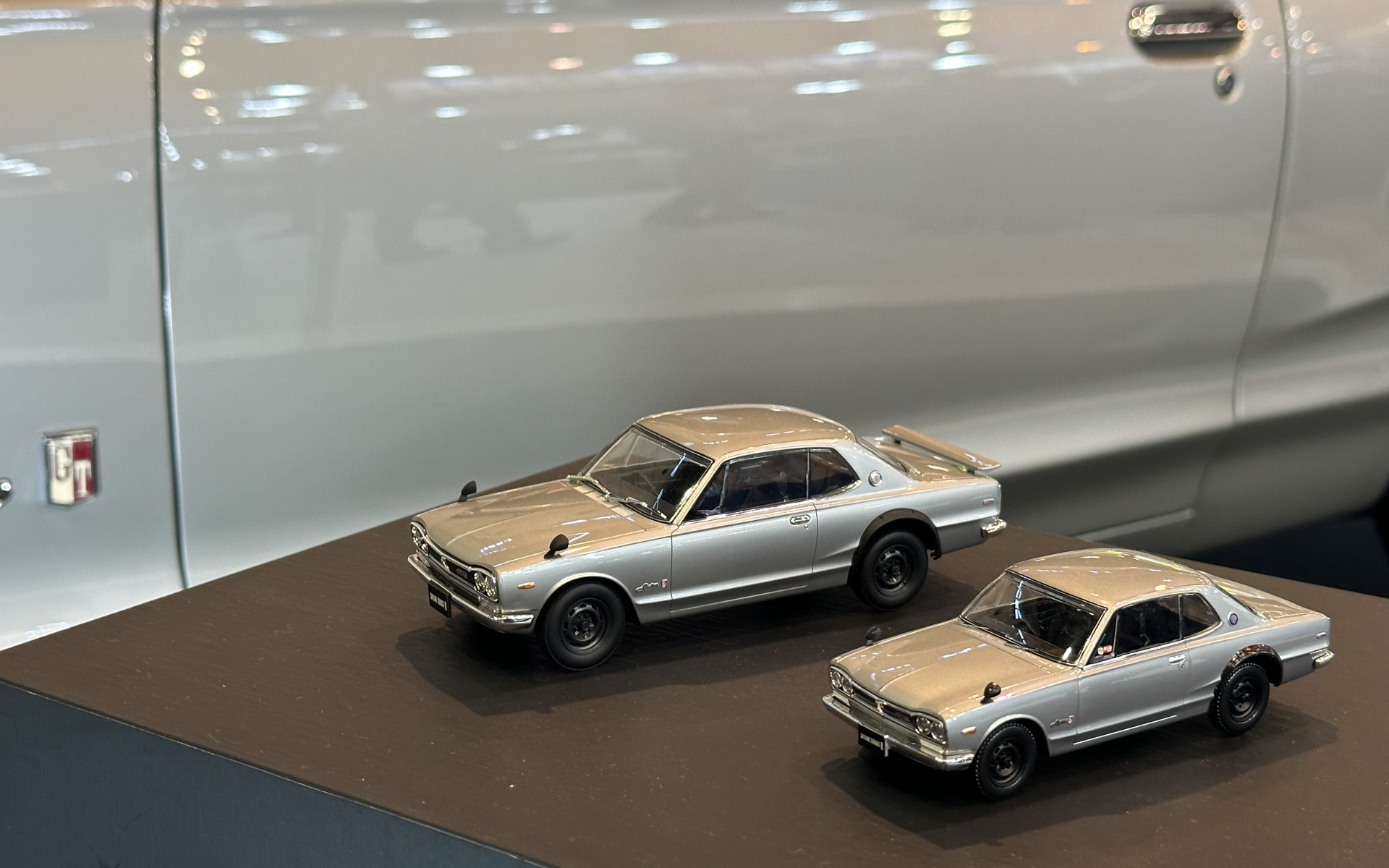 1/32スケールの「ザ・スナップキット」に続いて、新たに1/24スケール「楽プラ スナップカー」が登場、実車と並べてその仕上がりのよさを確認することができる