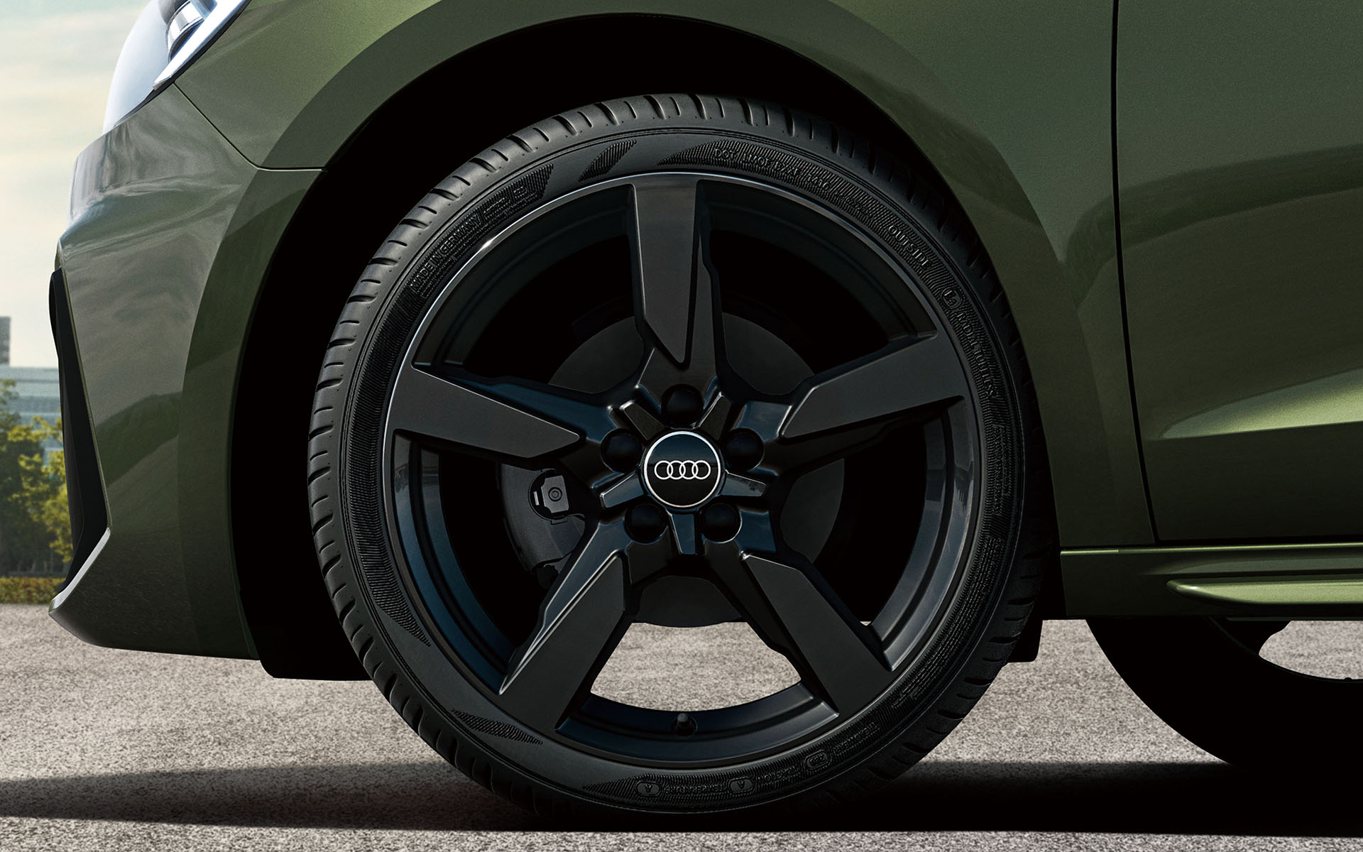 ブラックの17インチ5アームポリゴンデザインブラックアルミホイールを特別装備するなど黒を基調としたクールなイメージに仕上げている