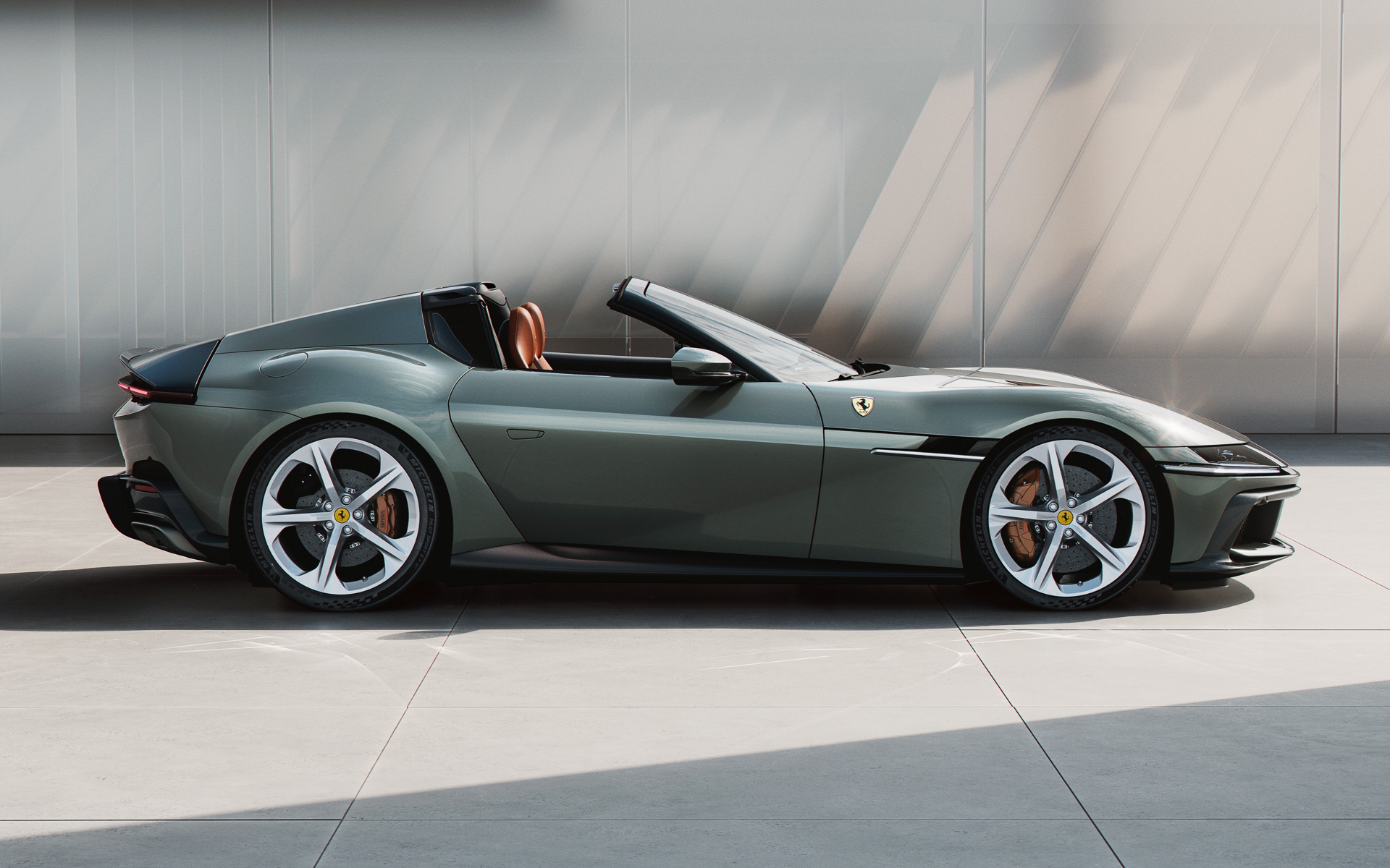 スパイダーの前後重量配分はフロント47.8：リア52.2