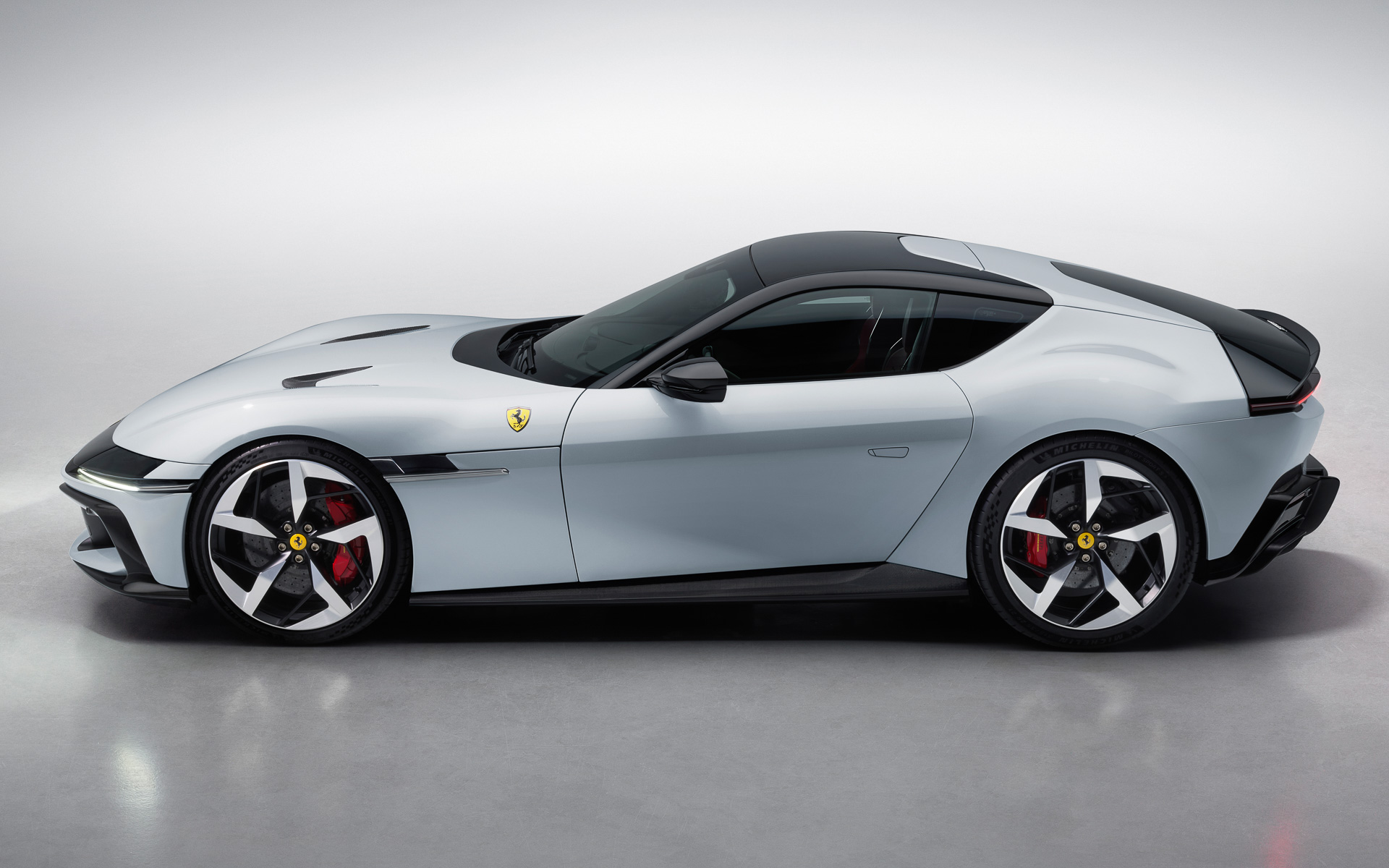 タイヤサイズはフロントが275/35R21、リアが315/35ZR21