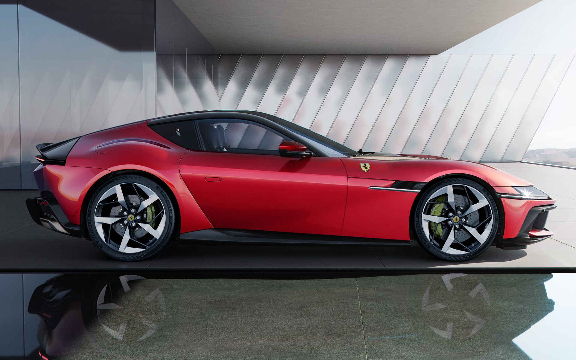 乾燥重量1560kg、前後重量配分はフロント48.4：リア51.6