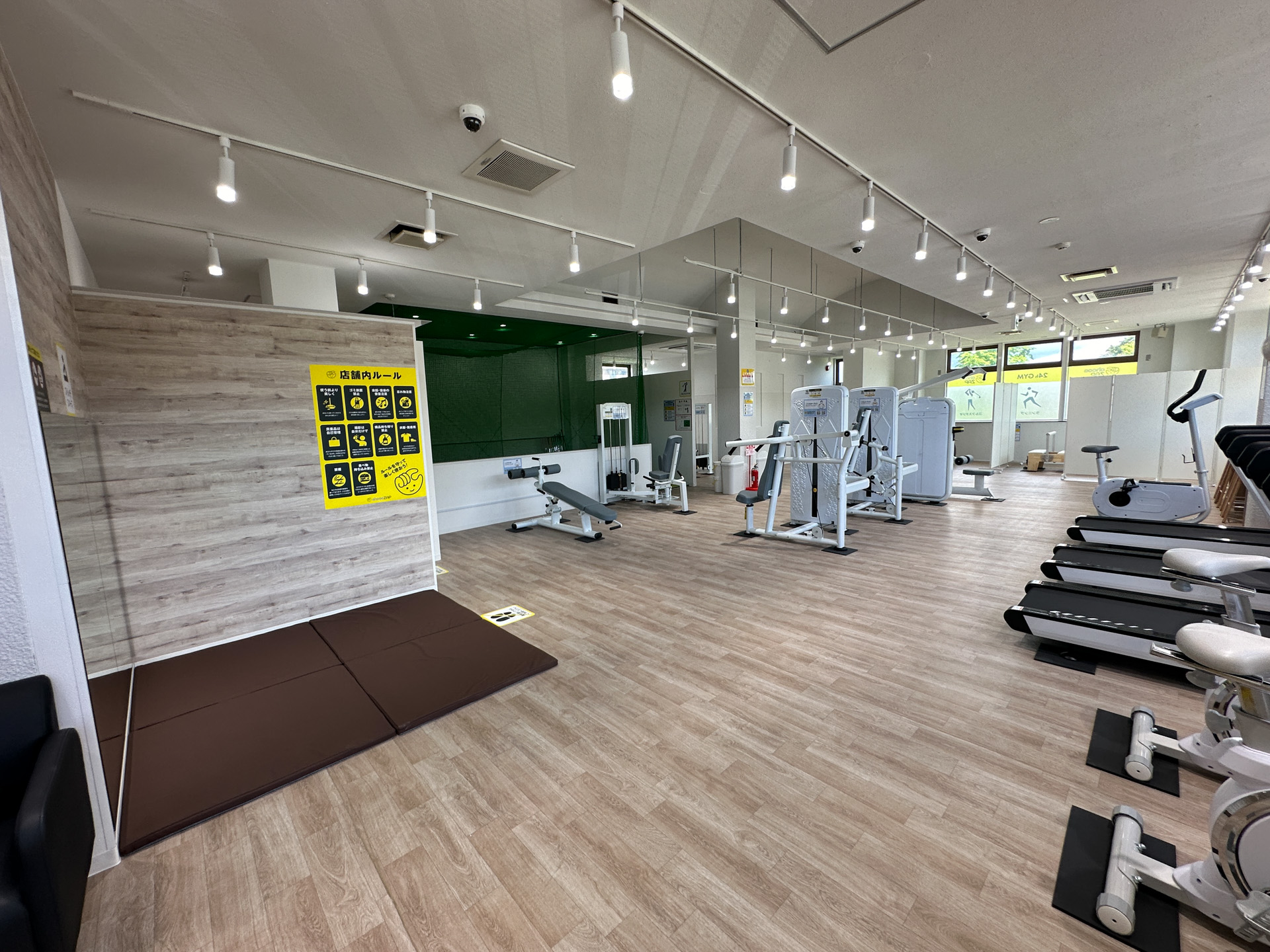 「chocoZAP日本平PA（上り）店」の店舗内部