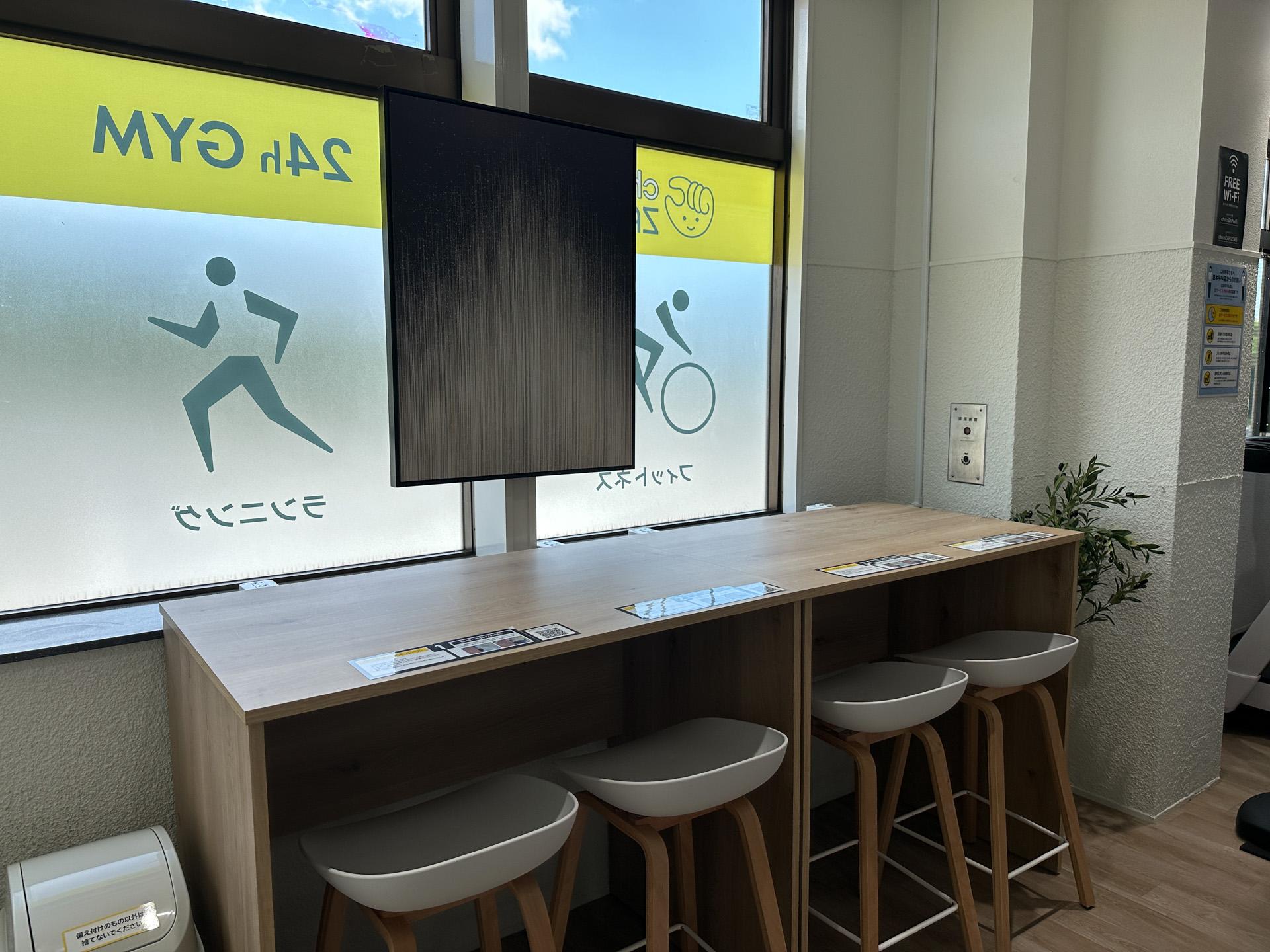 「chocoZAP日本平PA（上り）店」の店舗内部