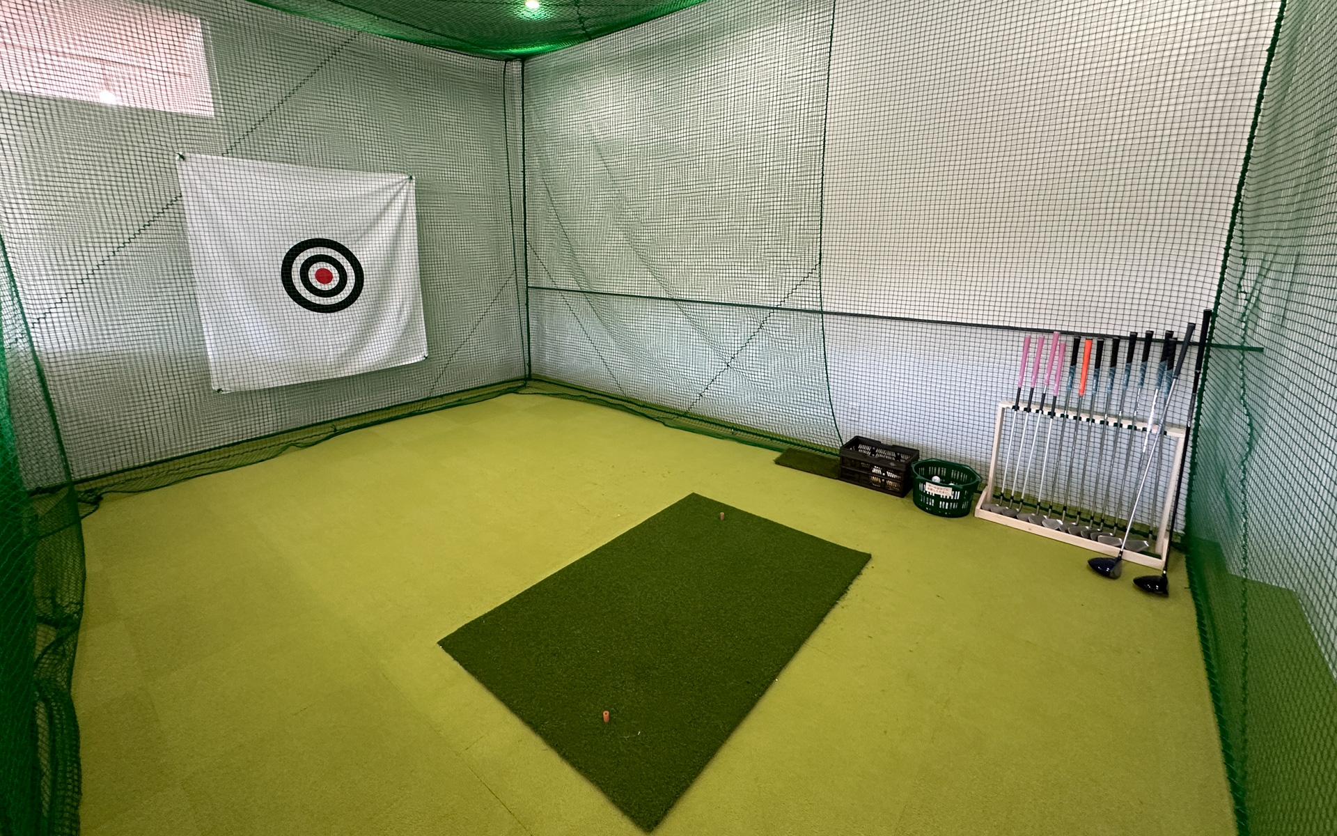 ゴルフ練習ブースを備える「chocoZAP日本平PA（上り）店」