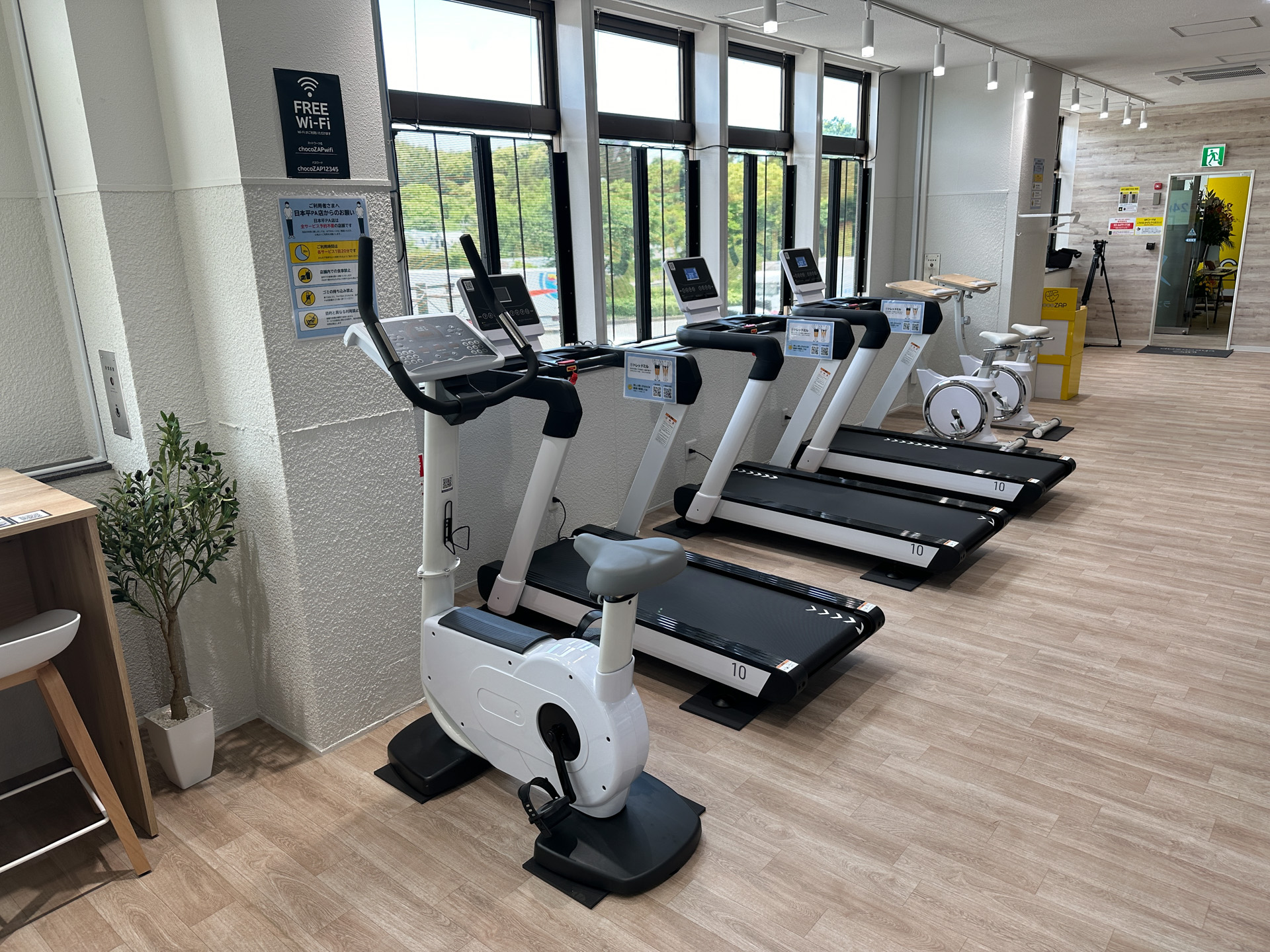 「chocoZAP日本平PA（上り）店」の店舗内部