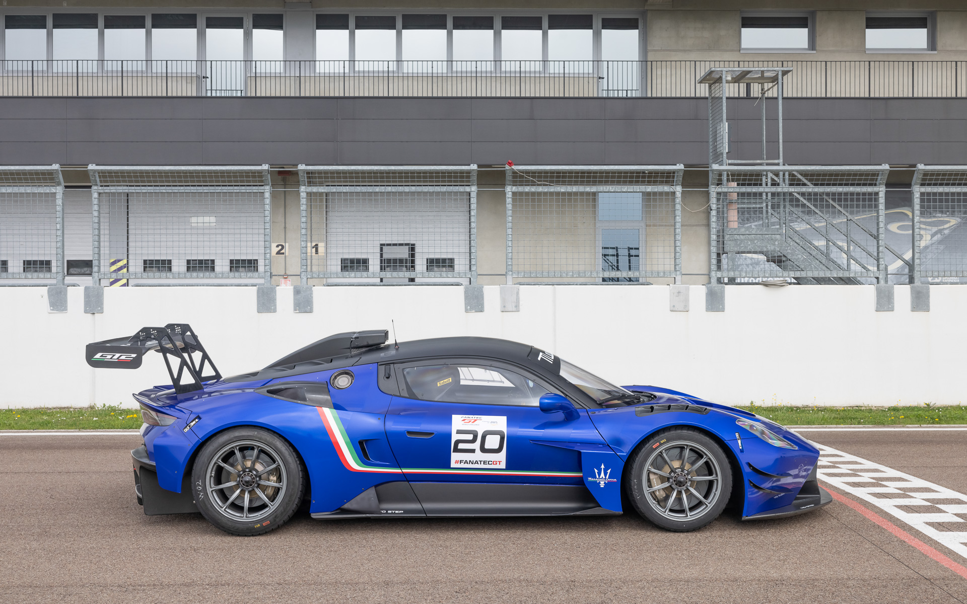 マセラティGT2ではフロントスプリッターや調整式リアウィングとの相乗効果を高めるために特別に開発されたボトム、素早い部品交換のためにクイックリリースで取り外し可能なボディパーツ、高いねじり剛性と曲げ剛性を持つシャシーなどの開発に多くの時間を費やしたという