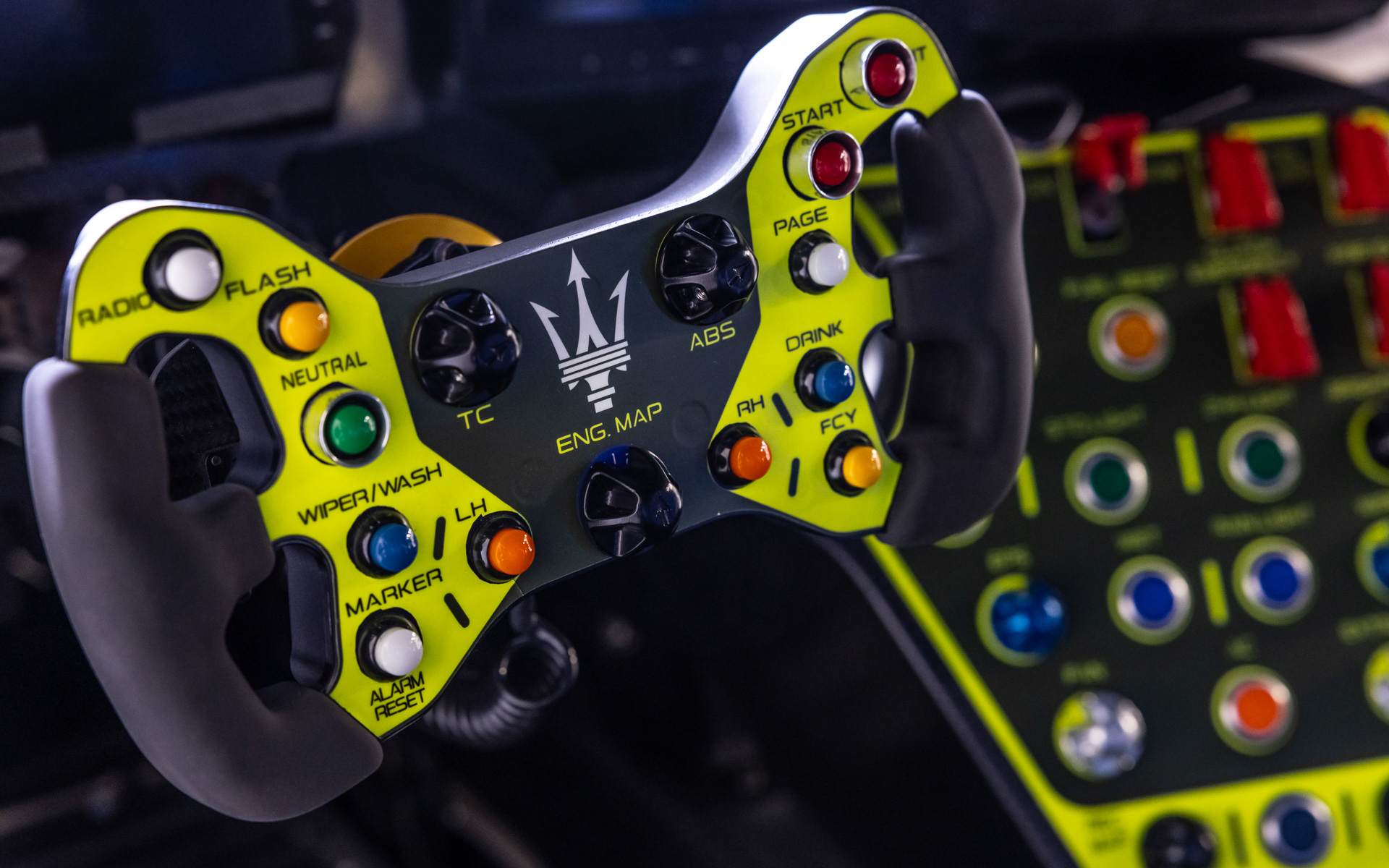 電動パワーステアリングを採用したほか、組み合わされる6速シーケンシャルミッションはステアリングのパドルシフトでも操作可能。カーボンファイバー製のダッシュボードには10インチディスプレイが組み込まれる