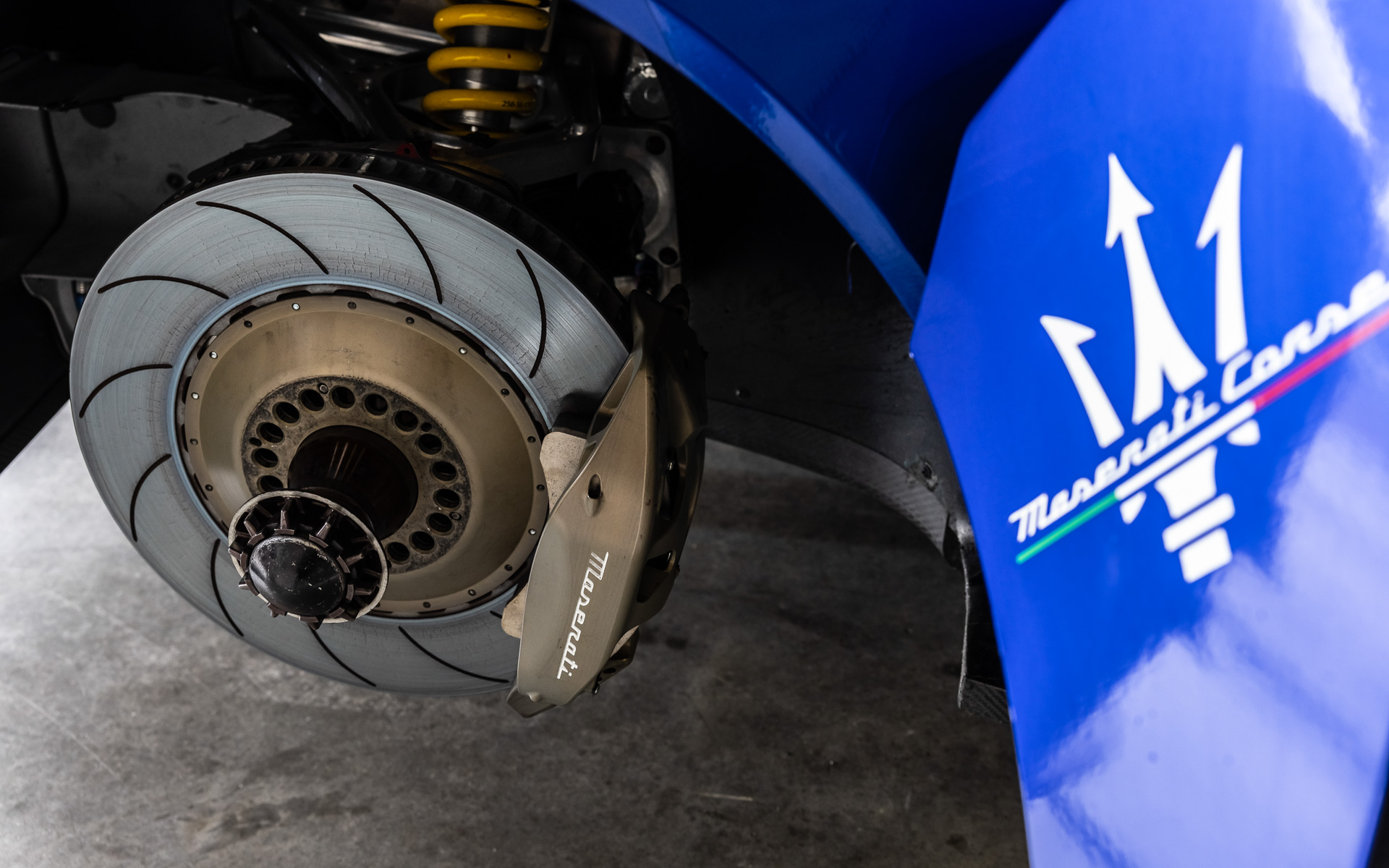 電動パワーステアリングを採用したほか、組み合わされる6速シーケンシャルミッションはステアリングのパドルシフトでも操作可能。カーボンファイバー製のダッシュボードには10インチディスプレイが組み込まれる