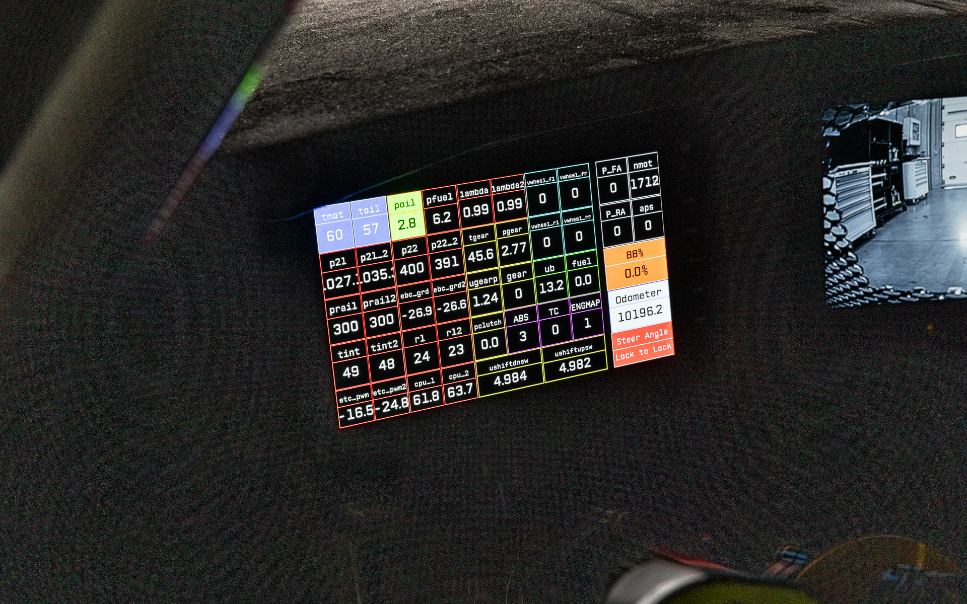 電動パワーステアリングを採用したほか、組み合わされる6速シーケンシャルミッションはステアリングのパドルシフトでも操作可能。カーボンファイバー製のダッシュボードには10インチディスプレイが組み込まれる