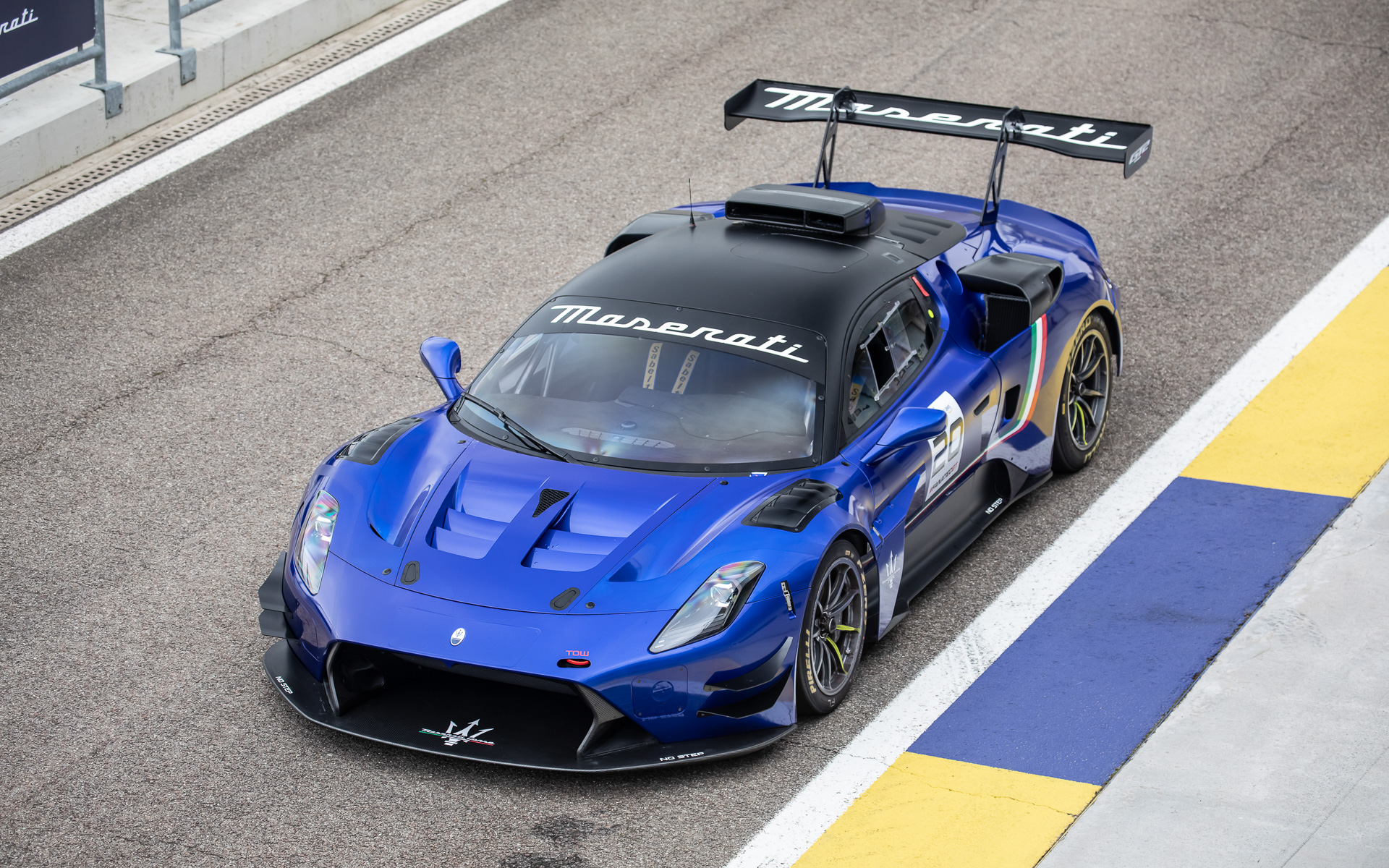 マセラティGT2ではフロントスプリッターや調整式リアウィングとの相乗効果を高めるために特別に開発されたボトム、素早い部品交換のためにクイックリリースで取り外し可能なボディパーツ、高いねじり剛性と曲げ剛性を持つシャシーなどの開発に多くの時間を費やしたという