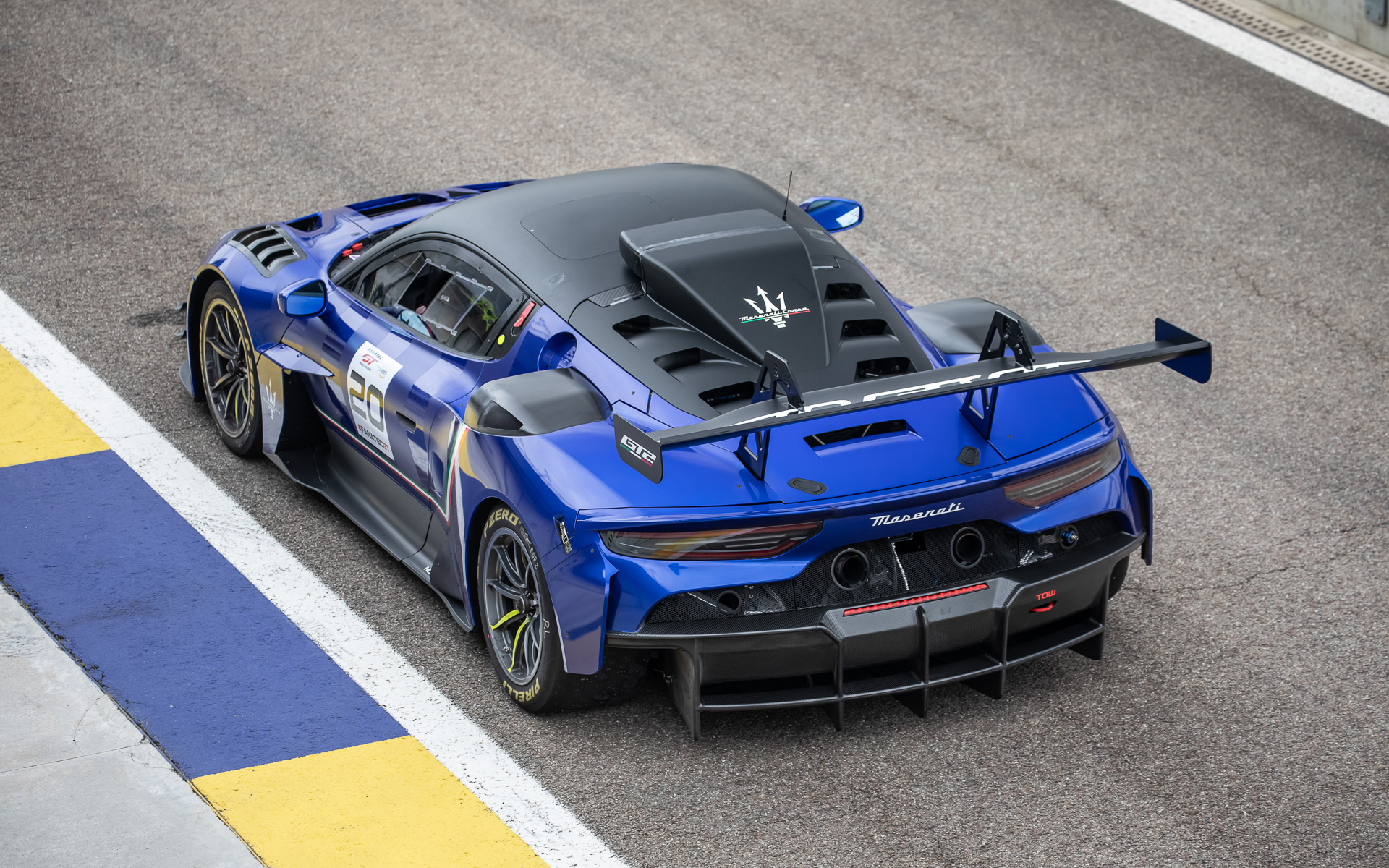 マセラティGT2ではフロントスプリッターや調整式リアウィングとの相乗効果を高めるために特別に開発されたボトム、素早い部品交換のためにクイックリリースで取り外し可能なボディパーツ、高いねじり剛性と曲げ剛性を持つシャシーなどの開発に多くの時間を費やしたという