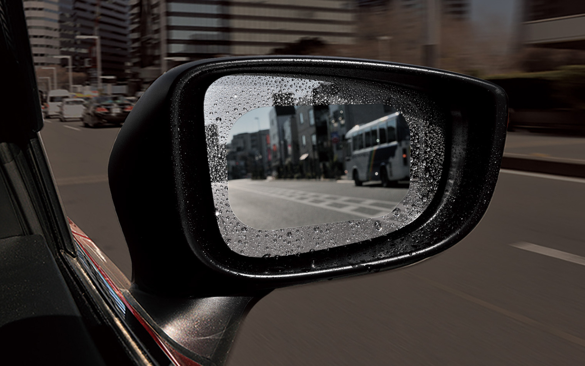 超撥水は走行時だけでなく停車時もクリアな視界を確保できる