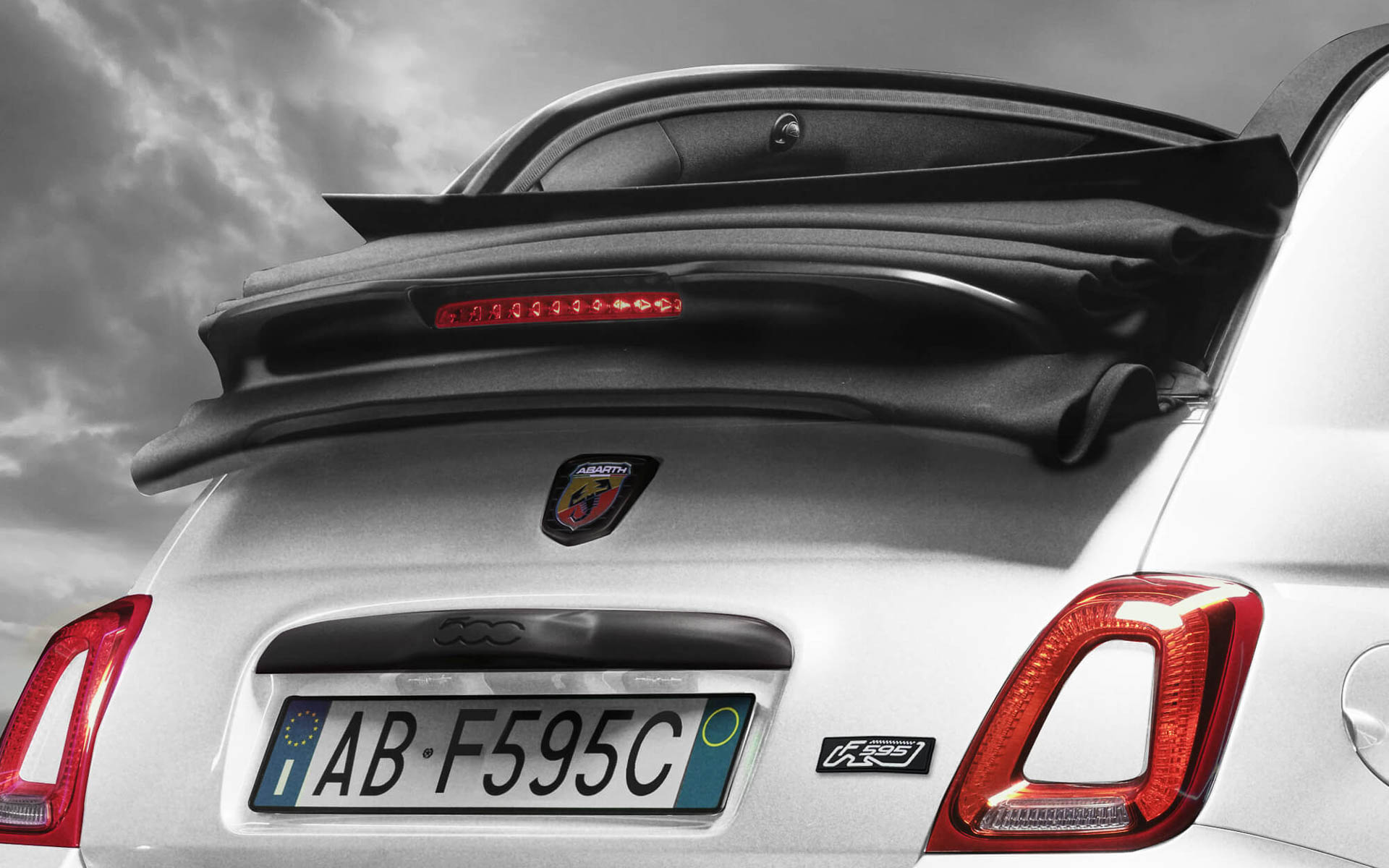 Bianco Garaの白いボディカラーにブラックの電動開閉式ソフトトップを特別装備