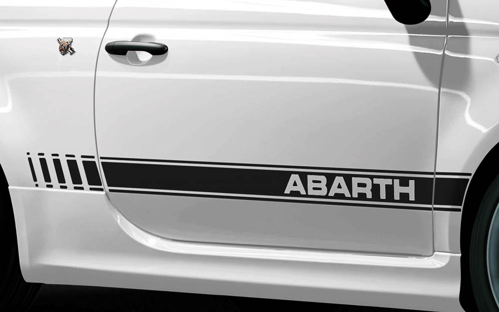 ブラックのABARTHサイドストライプを採用