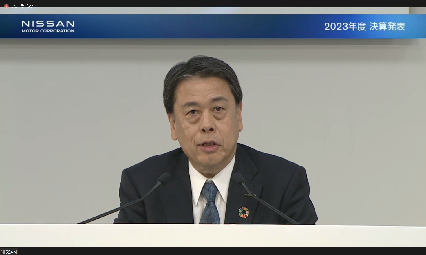 質疑応答で回答する内田社長