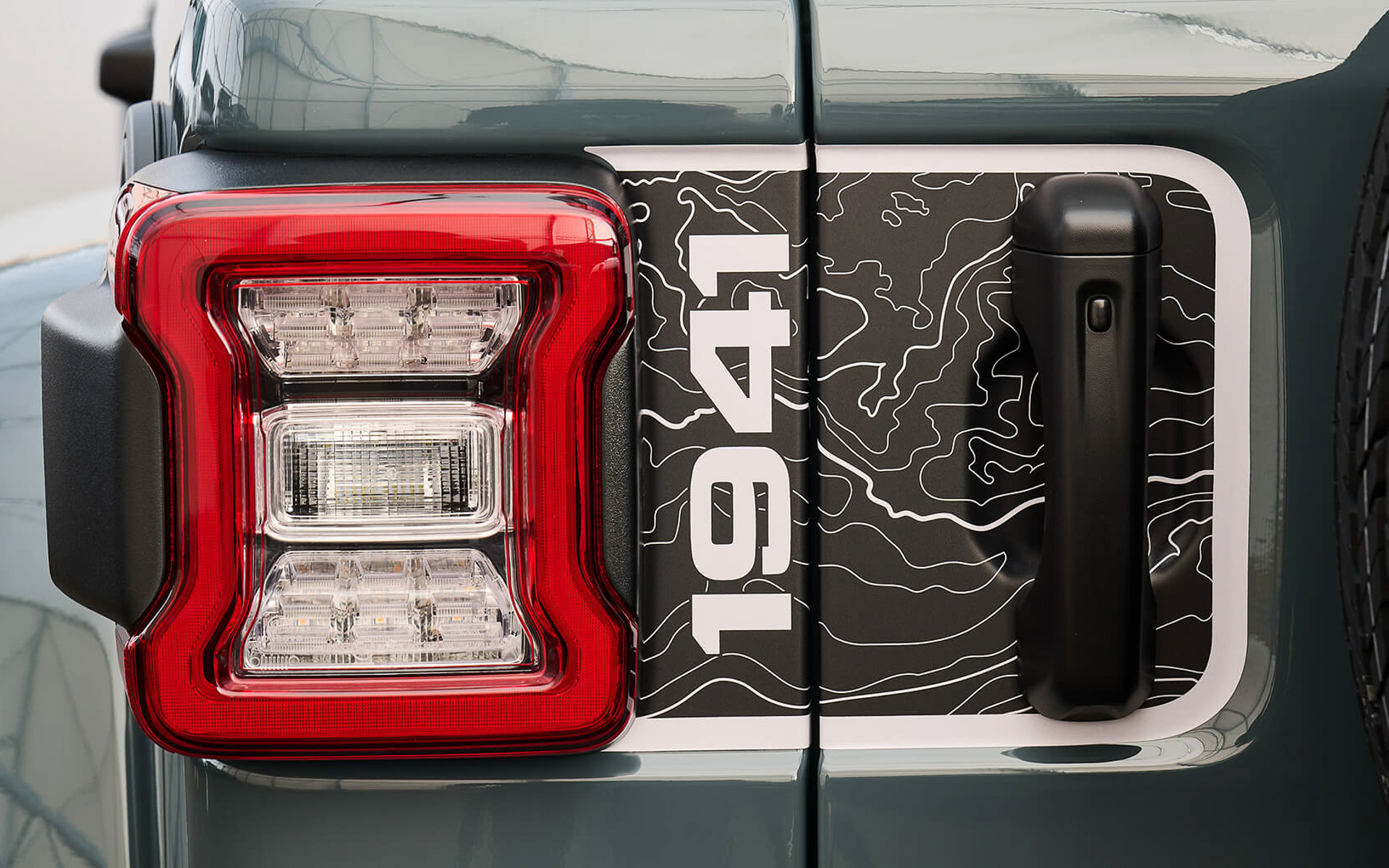 ジープの誕生年「1941」のロゴ入りテールゲートデカールを特別装備