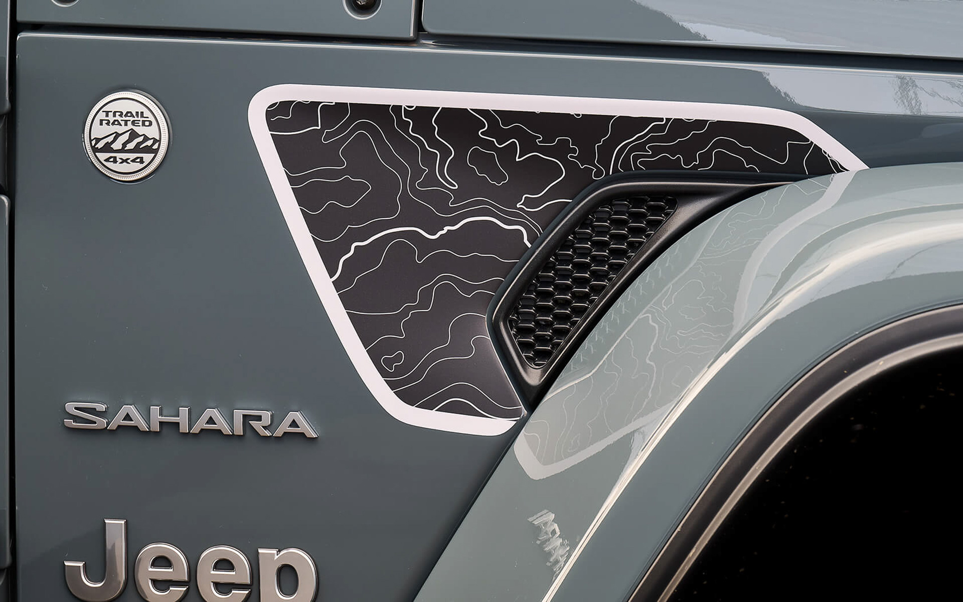 ラングラーの生産工場「トレドノース」の地形柄入りフェンダーデカールを採用