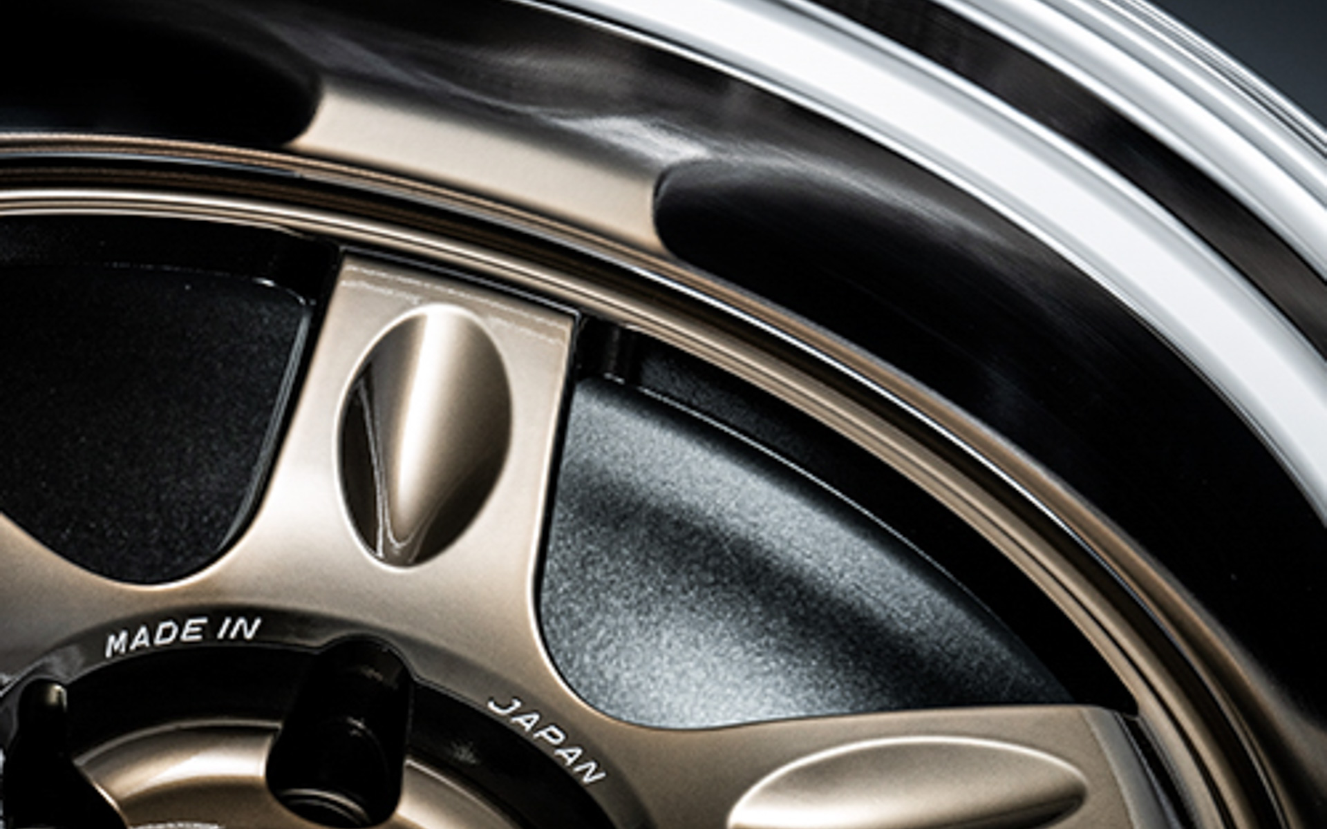 スポークには往年の「GROUP C」ホイールの意匠“ディンプル形状”を受け継ぐ