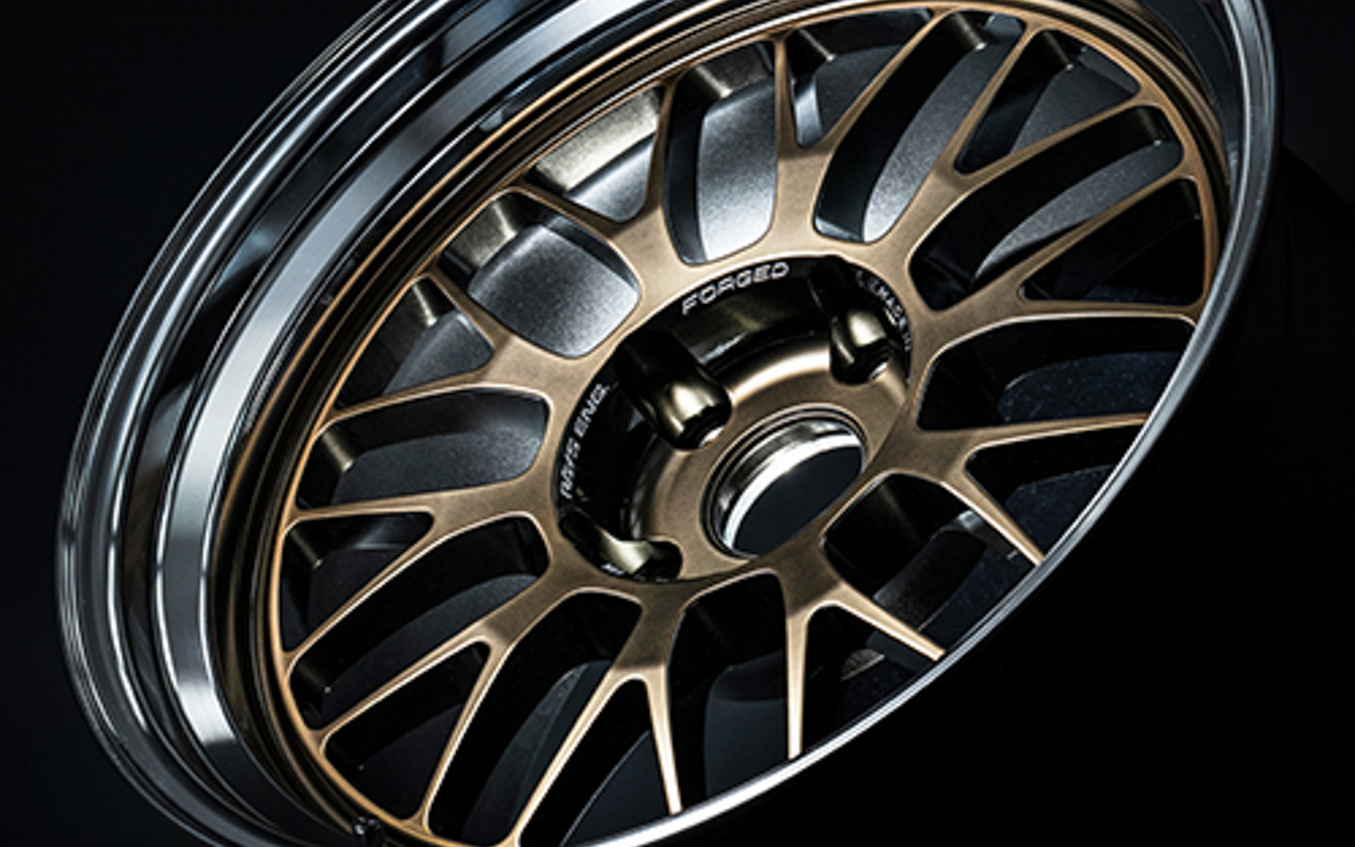 FDMC（フォージドダイアモンドミラーカット）処理を施したリムは、8.5J～11Jを設定。フェンダーのワイド化にも十分に対応可能で、サイズによりSS（39㎜）～LLL（108㎜）まで、5種類のリムタイプとコンケイブの異なる3種類のフェイスデザインが用意されている