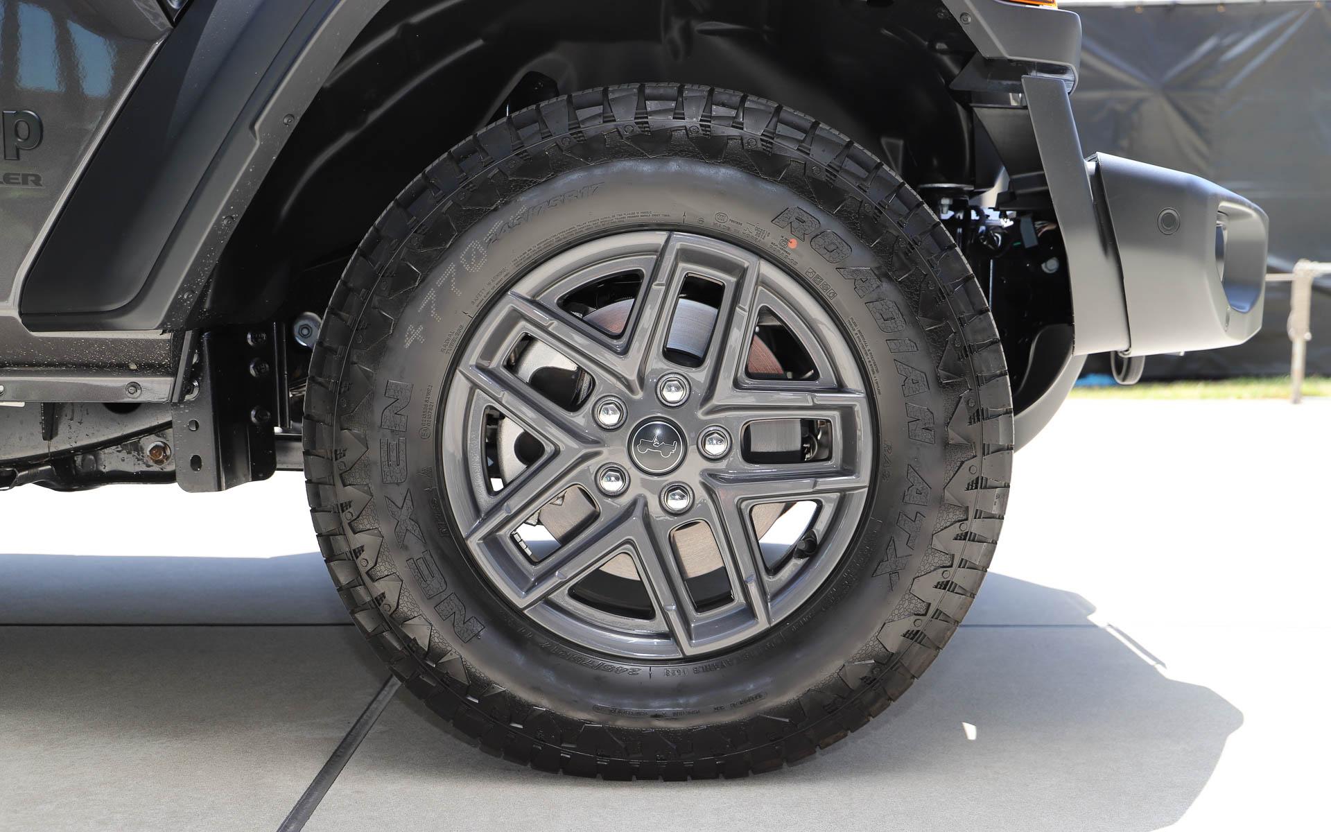 ホイールデザインをよりスタイリッシュなものに変更。ホイールキャップには初代ウィリスのアイコンを設定