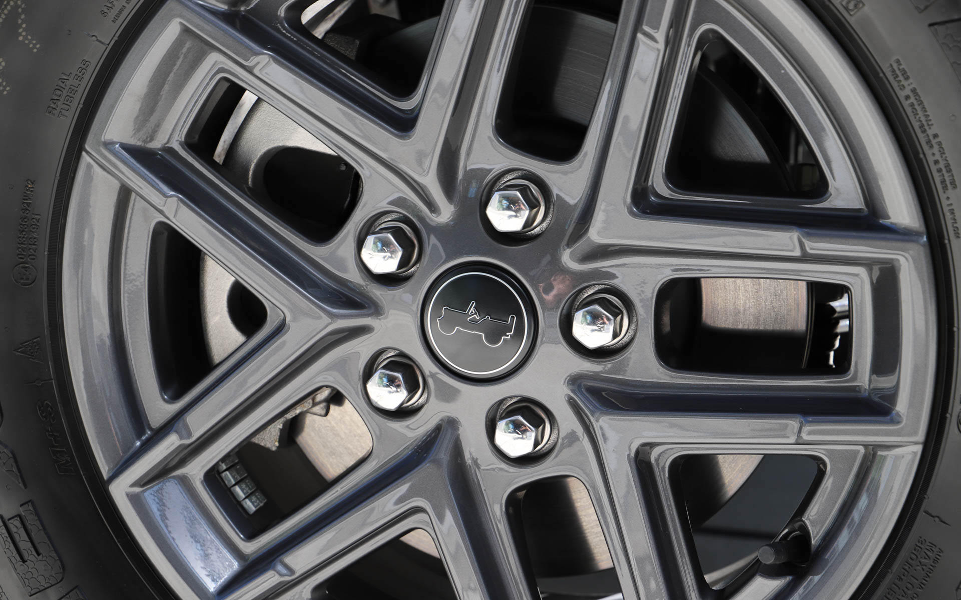 ホイールデザインをよりスタイリッシュなものに変更。ホイールキャップには初代ウィリスのアイコンを設定