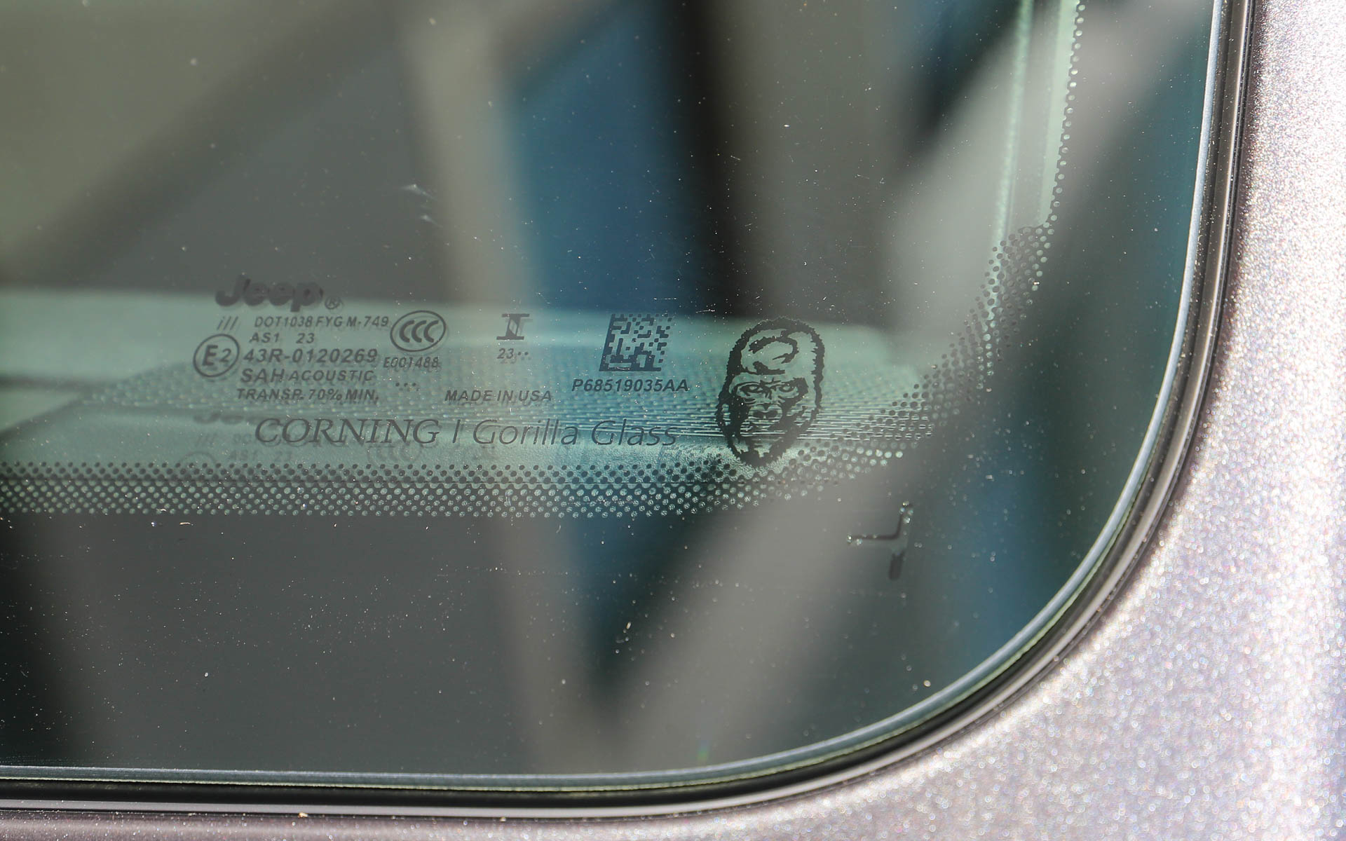 フロントウィンドウは強度の高いコーニングゴリラガラスを全車標準装備