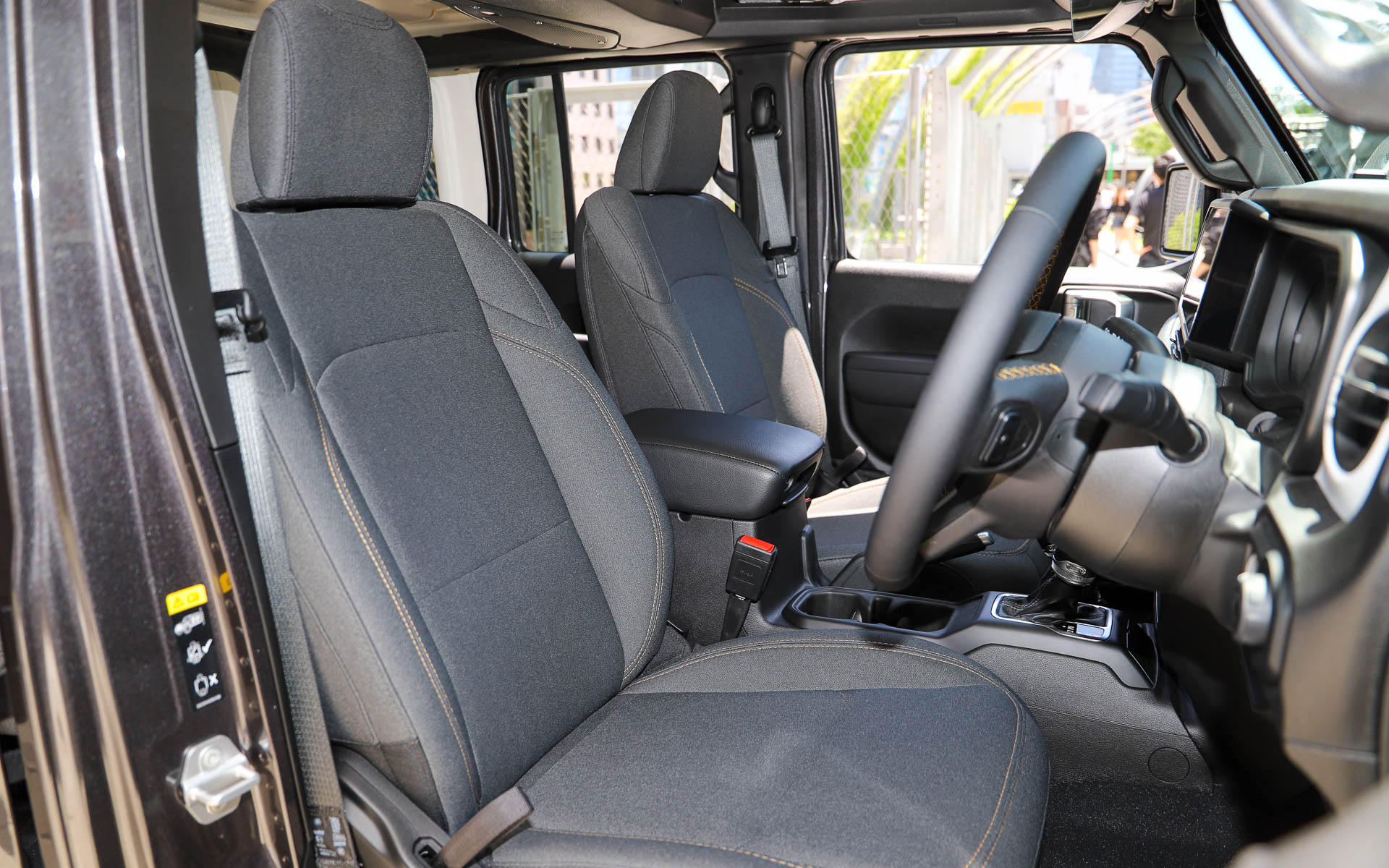 アンリミテッド スポーツのフロントシート