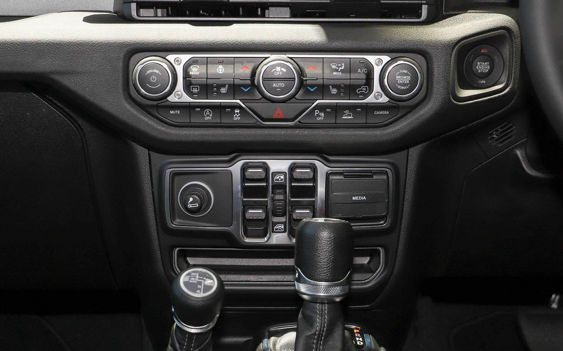 エアコン操作スイッチや、パワーウィンドウの操作スイッチなどは中央に集約