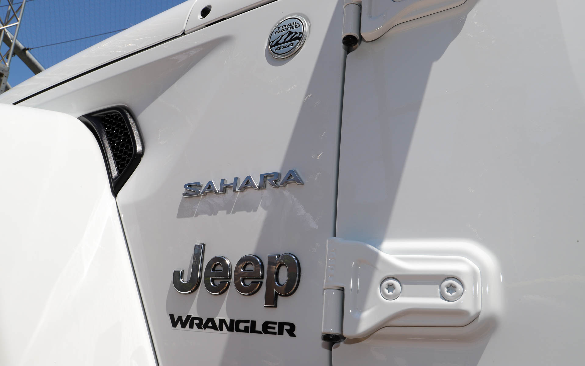 従来のマストアンテナを廃止し、フロントウインドシールドに統合したアンテナを全グレードに初採用。従来のマストアンテナの位置には「Trail Ratedバッヂ」を装着