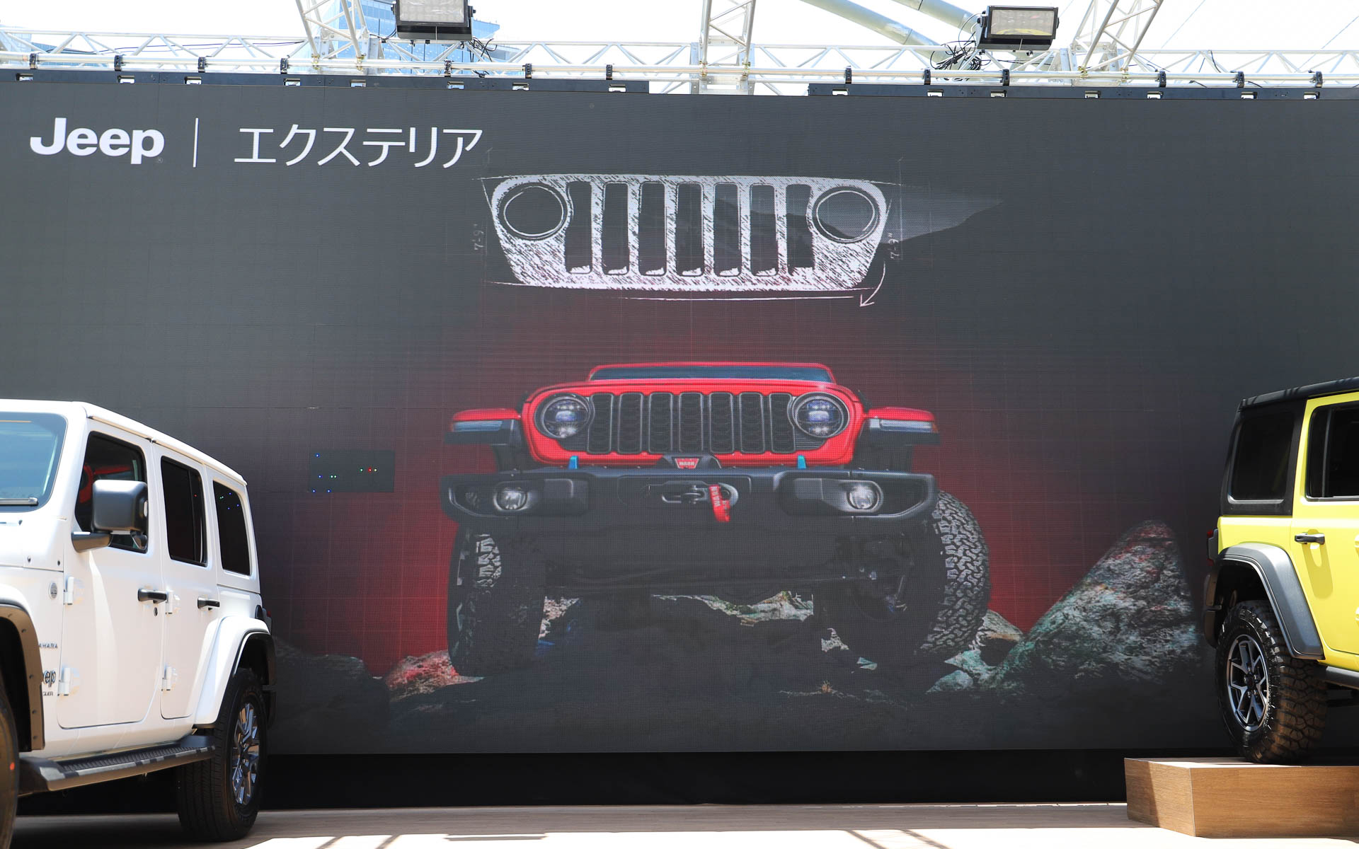 新しいラングラーはセブンスロットルグリルのデザインを変更