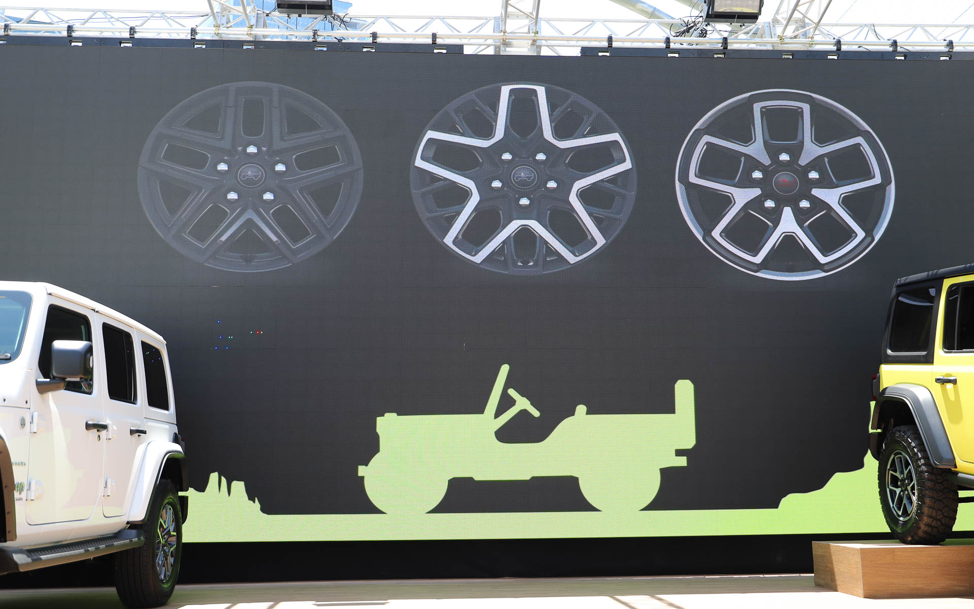 ホイールデザインを新しくし、センターホイールキャップには初代ウィリスのアイコンを配置