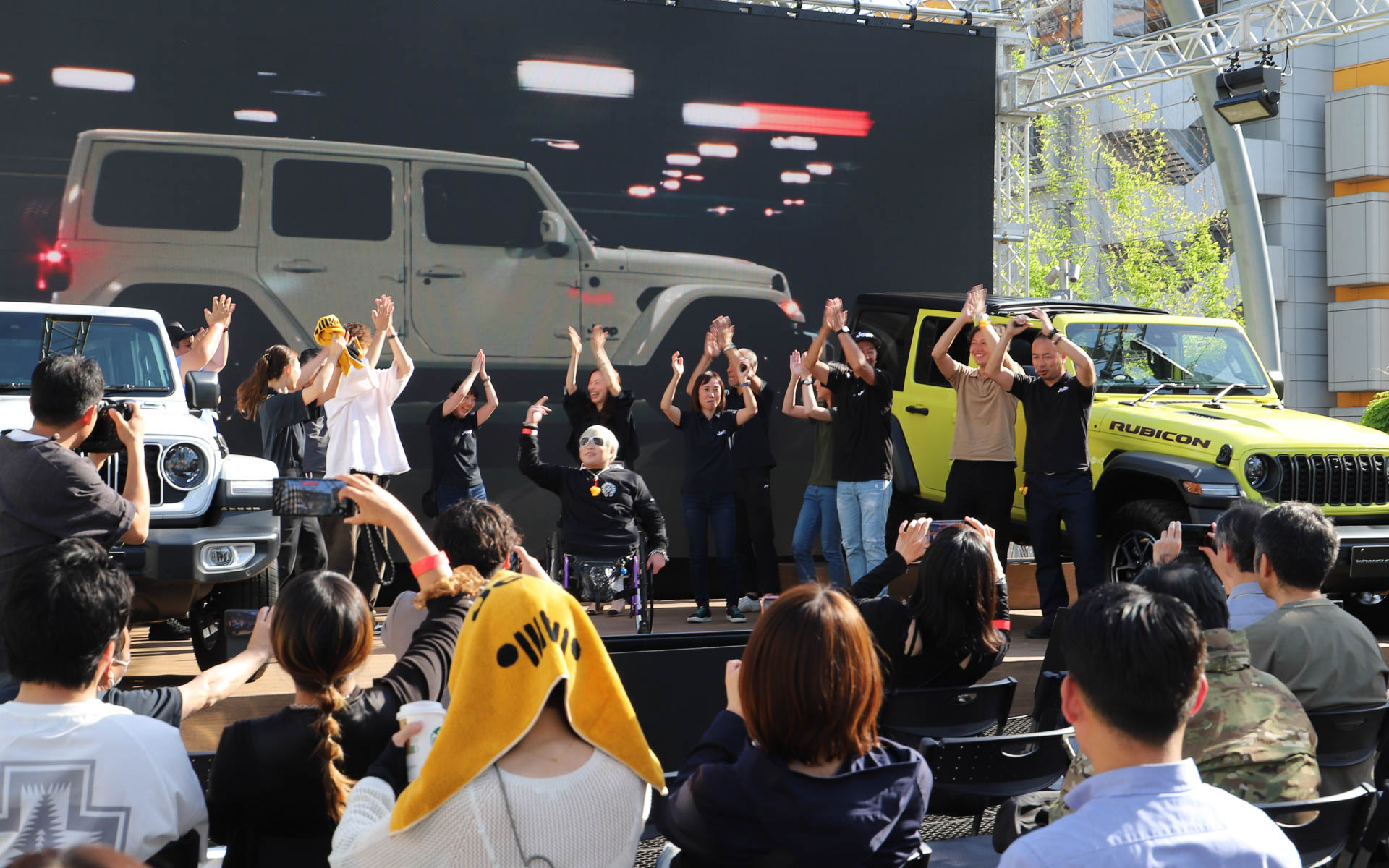 最後は参加者の中から有志が壇上に集い、ダンスをしてイベントは終了した