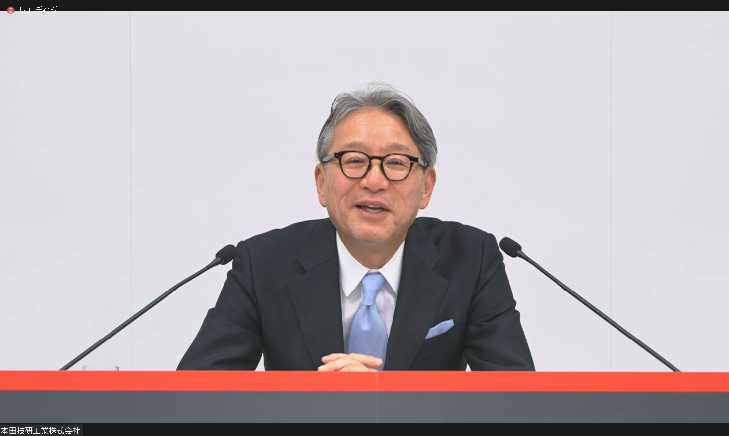 質疑応答で回答する三部社長