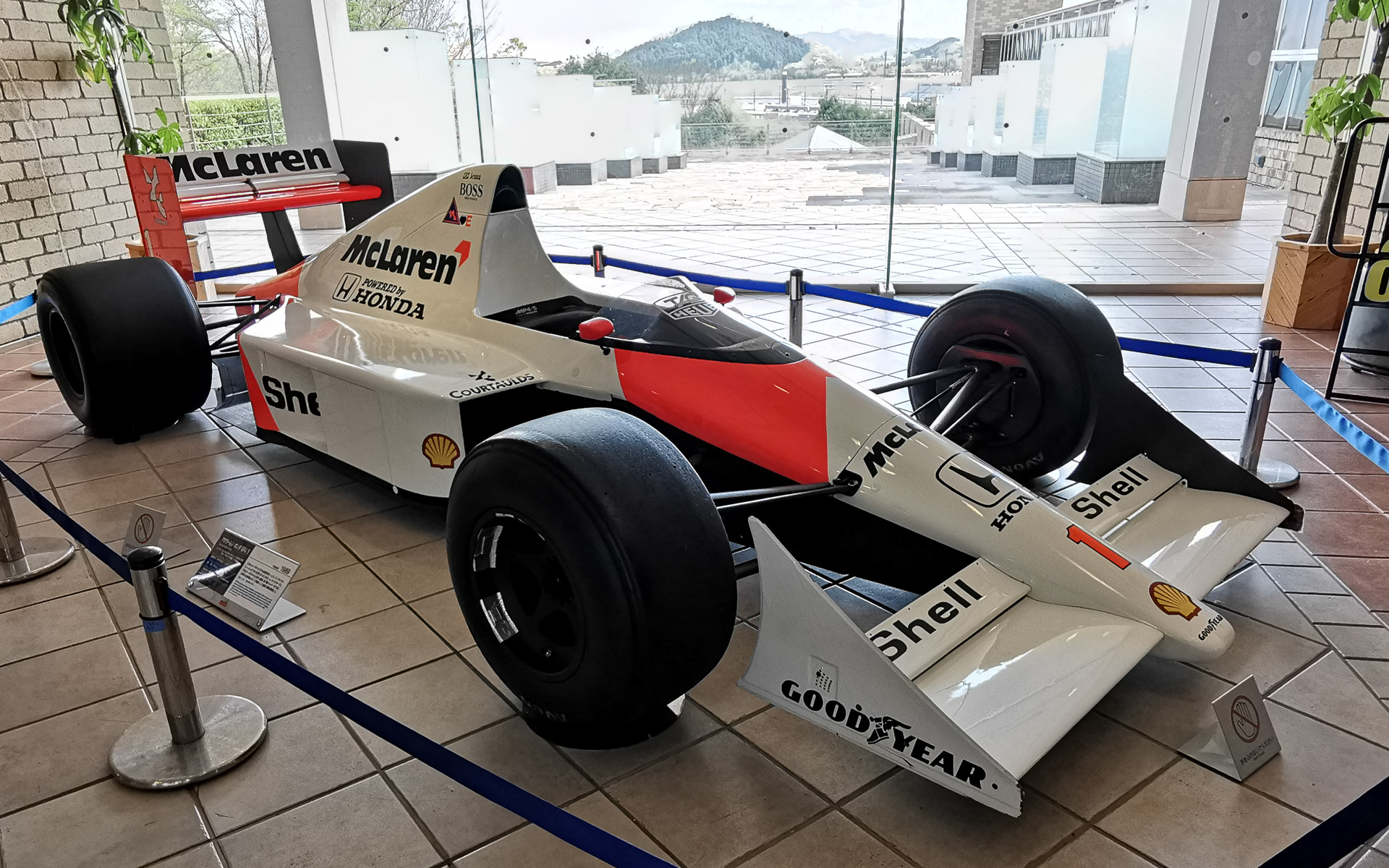 先日取材でモビリティリゾートもてぎに足を運んだら、故アイルトン・セナ選手が乗っていたF1マシンが展示されていました。今のF1マシンと比べると空力は全然ちがいますね。こういった違いを見るのも楽しいですね