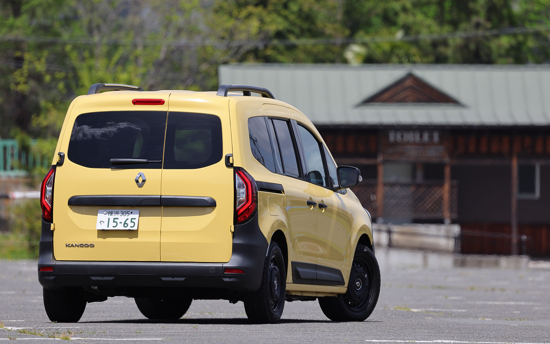 ボディサイズは4490×1860×1810mm（全長×全幅×全高）、ホイールベースは2715mm