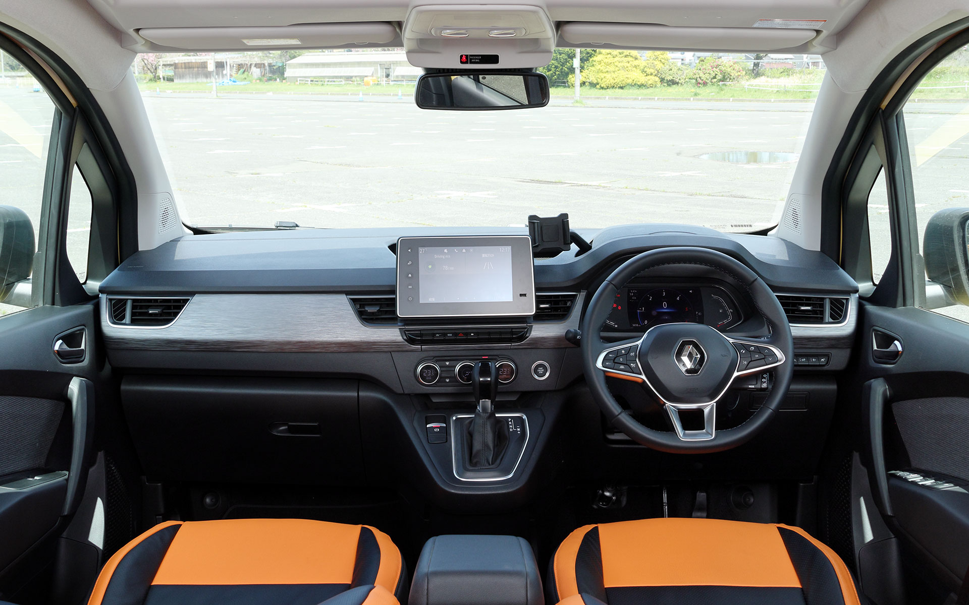 知らない場所へのドライブに欠かせない8インチ マルチメディア EASY LINK（スマートフォン用ミラーリング機能）を標準装備。自動防眩式ルームミラー、電動パーキングブレーキといったドライブ中のちょっとしたストレスを軽減するアイテムや、アダプティブクルーズコントロール（ストップ＆ゴー機能付）、レーンセンタリングアシスト（車線中央維持支援）などの運転をアシストする機能も標準装備される