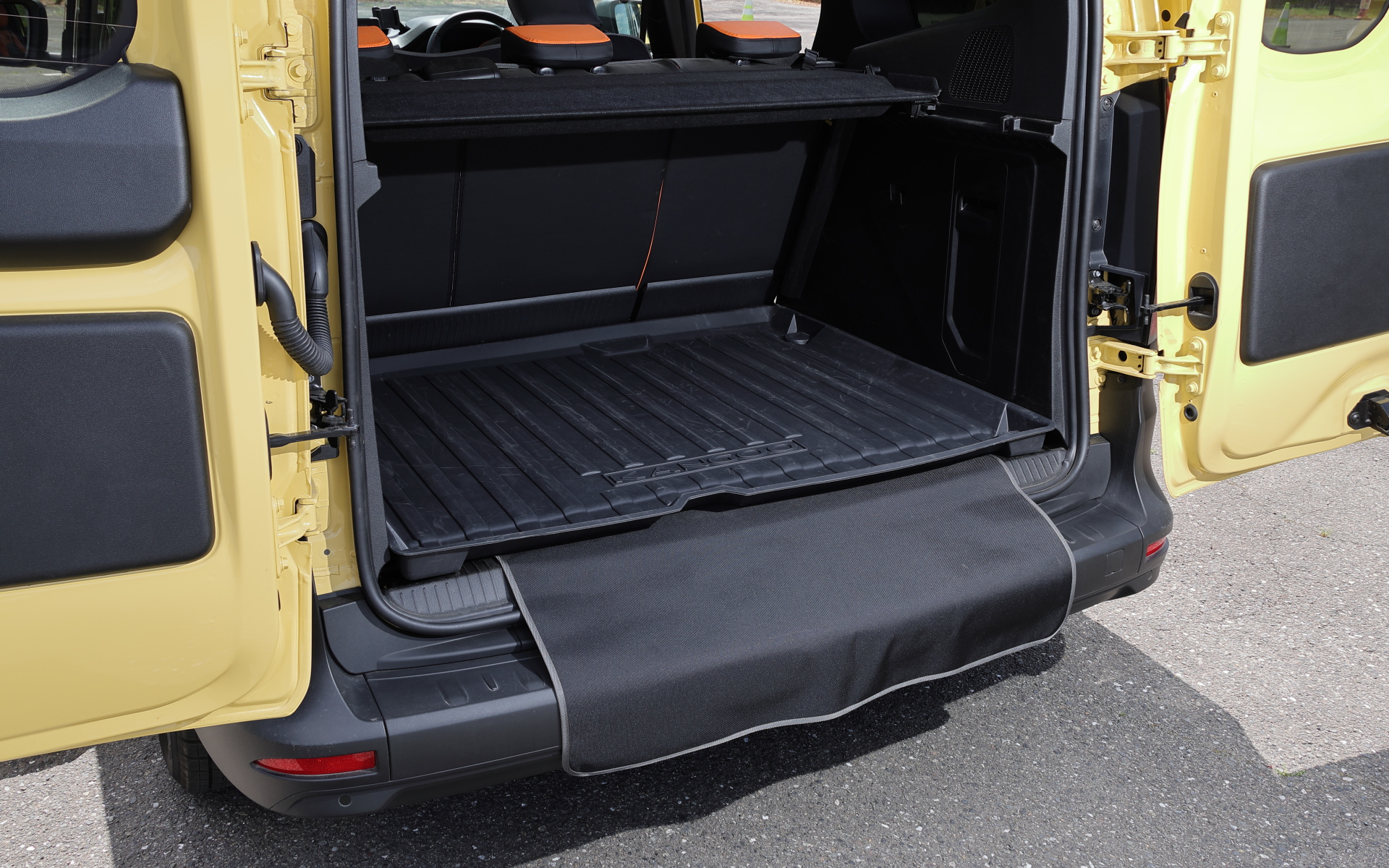 ラゲッジスペースは5名乗車時で775L、2名乗車時で2800Lという容量を確保。大きく開くダブルバックドアは日本専用装備。撮影車両はラゲッジハードマットとバンパーカバーを装着