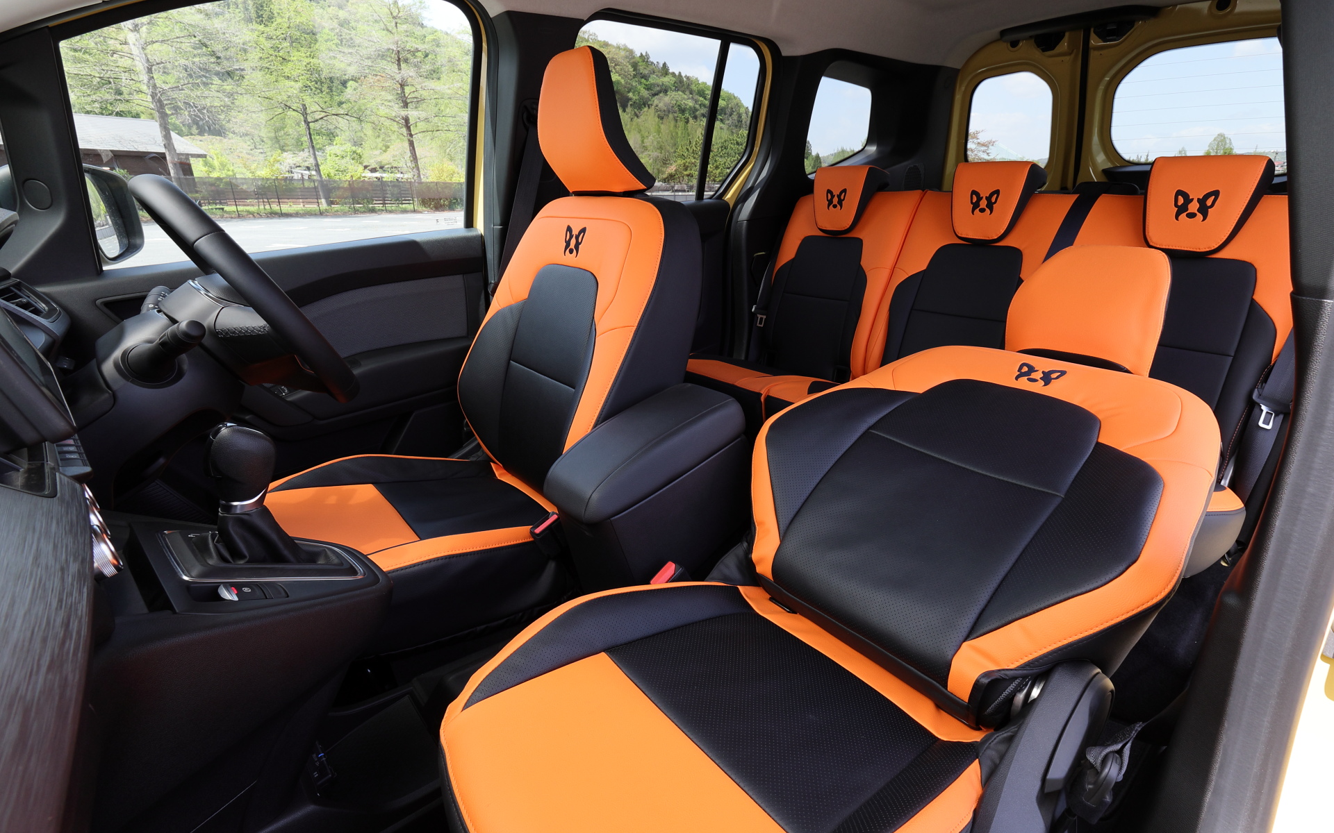 フレンチブルドッグロゴを刺繍したCABANA製オリジナルシートカバー（フレブルライフ特別仕様）はカングー専用に作られたアイテム。価格は15万9500円。ビビッドなオレンジがドライブ気分を盛り上げる