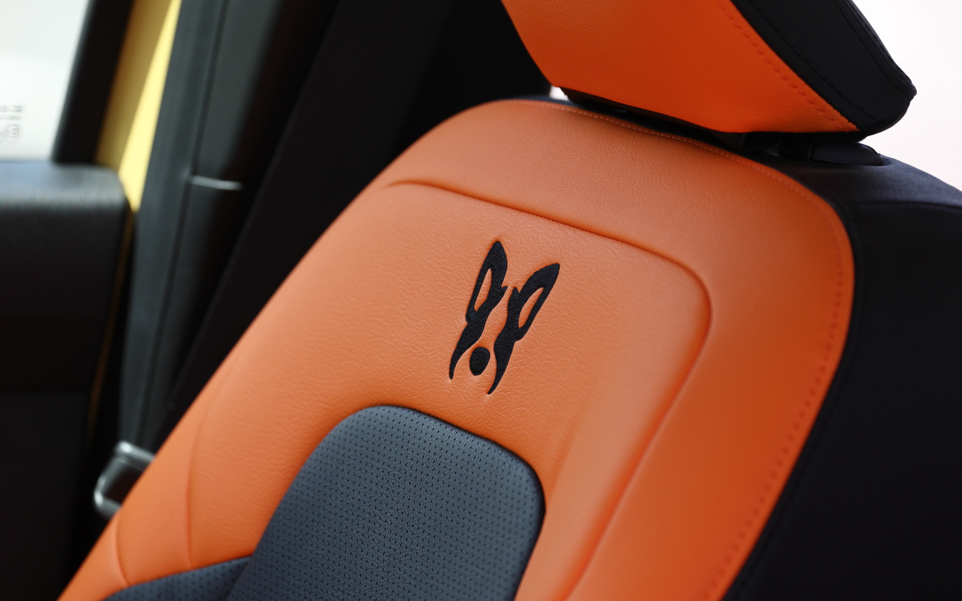 フレンチブルドッグロゴを刺繍したCABANA製オリジナルシートカバー（フレブルライフ特別仕様）はカングー専用に作られたアイテム。価格は15万9500円。ビビッドなオレンジがドライブ気分を盛り上げる