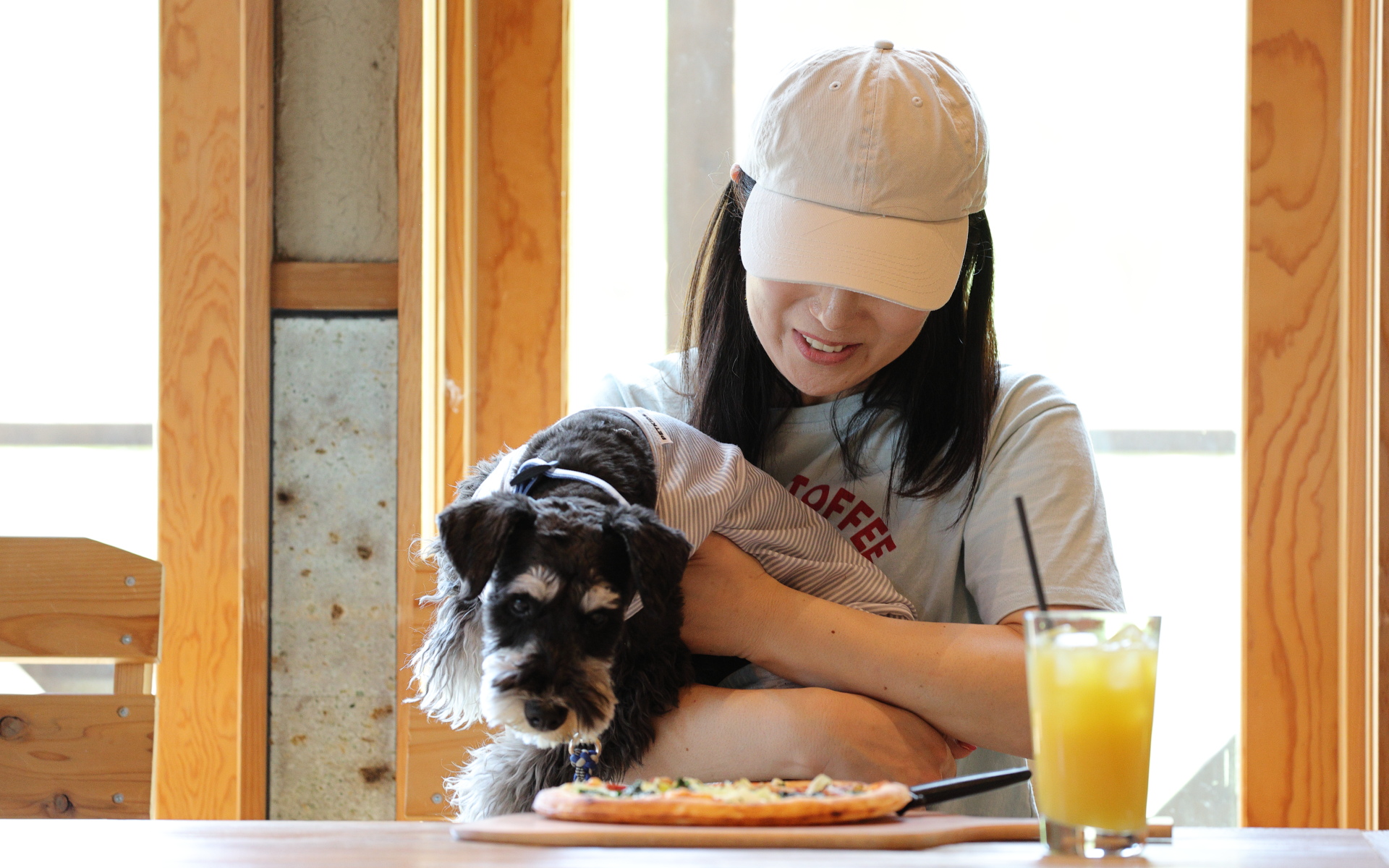 おいしそうなにおいに愛犬も興味津々（ただし、店内では水と犬用おやつ以外の食べ物を与えることはNG）
