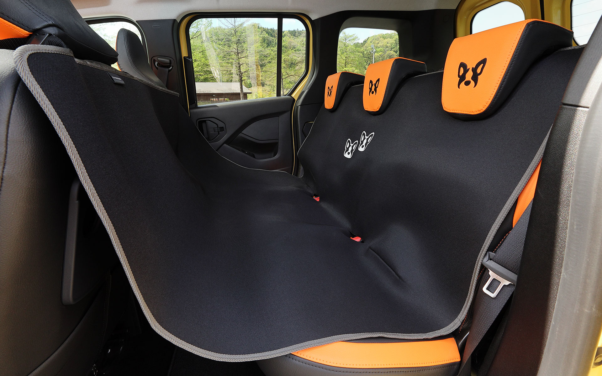 簡単に取り付けできるリアシートペット用エプロン（フレブルライフ特別仕様）は、汚れや傷からシートを守る便利アイテム。価格は2万6400円。汚れても水洗いができるので、ペットを気軽に乗せられる