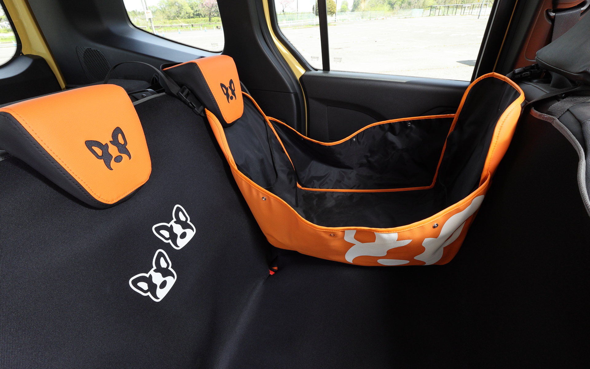 前席ヘッドレストと後部席ヘッドレストを利用して、簡易的に装着できるリアシートバッグ（フレブルライフ特別仕様）。価格は2万2500円。大きなフレブルアイコンがプリントされているのがポイント。表皮はPVCレザーで、内側はナイロン素材のため、汚れても水洗いできる